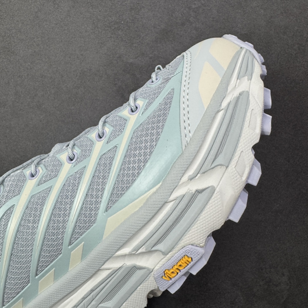 图片[5]-【福利跑量版】HOKA ONE ONE Mafate Speed 2 Low 玛法特2代系列低帮轻量户外越野休闲运动慢跑鞋 HOKA ONE ONE 最近推出了一个胶囊系列 Origin Story 这个系列里的 Mafate Speed 2 可以说让我日思夜想有一阵子了 最近终于拔草 让我来分享一下这双也是上脚赞到爆的越野跑鞋吧 以阿尔卑斯山脉作为主题将亮黄色与蓝色调覆盖在这经典轮廓之上 配色的呈现效果相当亮眼 以至于很多人买这个配色是用来日常搭配的 鞋面采用超轻的无缝架构 轻薄的TPU贴在透气的鞋面材料上 减轻重量同时也保证了支撑性 鞋底则采用滚动平衡技术 引导跑者回归自然步态 祖传的神奇EVA材质中底依旧是一如既往地表现优秀 能提供充足的缓震 作为HOKA家的越野跑鞋 VIBRAM 橡胶大底也是必不可少的 即便在复杂湿滑的地形 依旧能有良好的抓地力及稳定性 鞋带采用了弹性不易松脱的扁宽弹性鞋带 前掌与中掌部分也进行了加宽 也更加适合亚洲人的脚型 是一款十分全面且足够强悍的户外硬核越野鞋 而这双极其亮眼的越野跑鞋恰好又是在江山一百中参赛的UTMB冠军 Ludovic POMMERET 夺冠时穿着的战靴 这就让它变得更加有吸引力了 用来日常搭配的话短裤是基本不挑 长裤我个人推荐阔腿裤 工装裤以及各种长筒牛仔裤都可以 尺码：36 36.5 37.5 38 38.5 39 40 40.5 41 42 42.5 43 44 44.5 45-选品中心