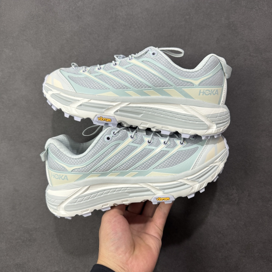 图片[7]-【福利跑量版】HOKA ONE ONE Mafate Speed 2 Low 玛法特2代系列低帮轻量户外越野休闲运动慢跑鞋 HOKA ONE ONE 最近推出了一个胶囊系列 Origin Story 这个系列里的 Mafate Speed 2 可以说让我日思夜想有一阵子了 最近终于拔草 让我来分享一下这双也是上脚赞到爆的越野跑鞋吧 以阿尔卑斯山脉作为主题将亮黄色与蓝色调覆盖在这经典轮廓之上 配色的呈现效果相当亮眼 以至于很多人买这个配色是用来日常搭配的 鞋面采用超轻的无缝架构 轻薄的TPU贴在透气的鞋面材料上 减轻重量同时也保证了支撑性 鞋底则采用滚动平衡技术 引导跑者回归自然步态 祖传的神奇EVA材质中底依旧是一如既往地表现优秀 能提供充足的缓震 作为HOKA家的越野跑鞋 VIBRAM 橡胶大底也是必不可少的 即便在复杂湿滑的地形 依旧能有良好的抓地力及稳定性 鞋带采用了弹性不易松脱的扁宽弹性鞋带 前掌与中掌部分也进行了加宽 也更加适合亚洲人的脚型 是一款十分全面且足够强悍的户外硬核越野鞋 而这双极其亮眼的越野跑鞋恰好又是在江山一百中参赛的UTMB冠军 Ludovic POMMERET 夺冠时穿着的战靴 这就让它变得更加有吸引力了 用来日常搭配的话短裤是基本不挑 长裤我个人推荐阔腿裤 工装裤以及各种长筒牛仔裤都可以 尺码：36 36.5 37.5 38 38.5 39 40 40.5 41 42 42.5 43 44 44.5 45-选品中心