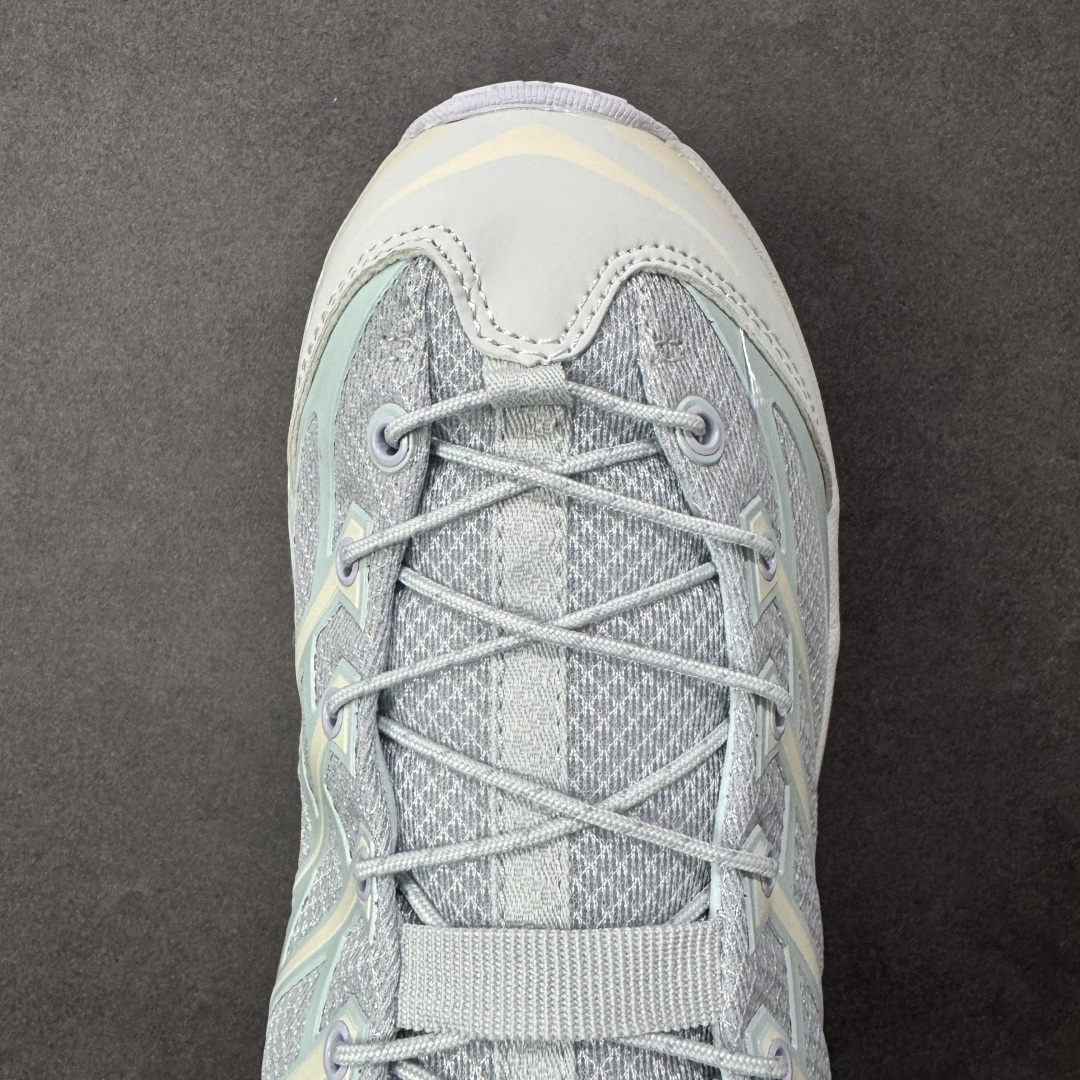 图片[8]-【福利跑量版】HOKA ONE ONE Mafate Speed 2 Low 玛法特2代系列低帮轻量户外越野休闲运动慢跑鞋 HOKA ONE ONE 最近推出了一个胶囊系列 Origin Story 这个系列里的 Mafate Speed 2 可以说让我日思夜想有一阵子了 最近终于拔草 让我来分享一下这双也是上脚赞到爆的越野跑鞋吧 以阿尔卑斯山脉作为主题将亮黄色与蓝色调覆盖在这经典轮廓之上 配色的呈现效果相当亮眼 以至于很多人买这个配色是用来日常搭配的 鞋面采用超轻的无缝架构 轻薄的TPU贴在透气的鞋面材料上 减轻重量同时也保证了支撑性 鞋底则采用滚动平衡技术 引导跑者回归自然步态 祖传的神奇EVA材质中底依旧是一如既往地表现优秀 能提供充足的缓震 作为HOKA家的越野跑鞋 VIBRAM 橡胶大底也是必不可少的 即便在复杂湿滑的地形 依旧能有良好的抓地力及稳定性 鞋带采用了弹性不易松脱的扁宽弹性鞋带 前掌与中掌部分也进行了加宽 也更加适合亚洲人的脚型 是一款十分全面且足够强悍的户外硬核越野鞋 而这双极其亮眼的越野跑鞋恰好又是在江山一百中参赛的UTMB冠军 Ludovic POMMERET 夺冠时穿着的战靴 这就让它变得更加有吸引力了 用来日常搭配的话短裤是基本不挑 长裤我个人推荐阔腿裤 工装裤以及各种长筒牛仔裤都可以 尺码：36 36.5 37.5 38 38.5 39 40 40.5 41 42 42.5 43 44 44.5 45-选品中心