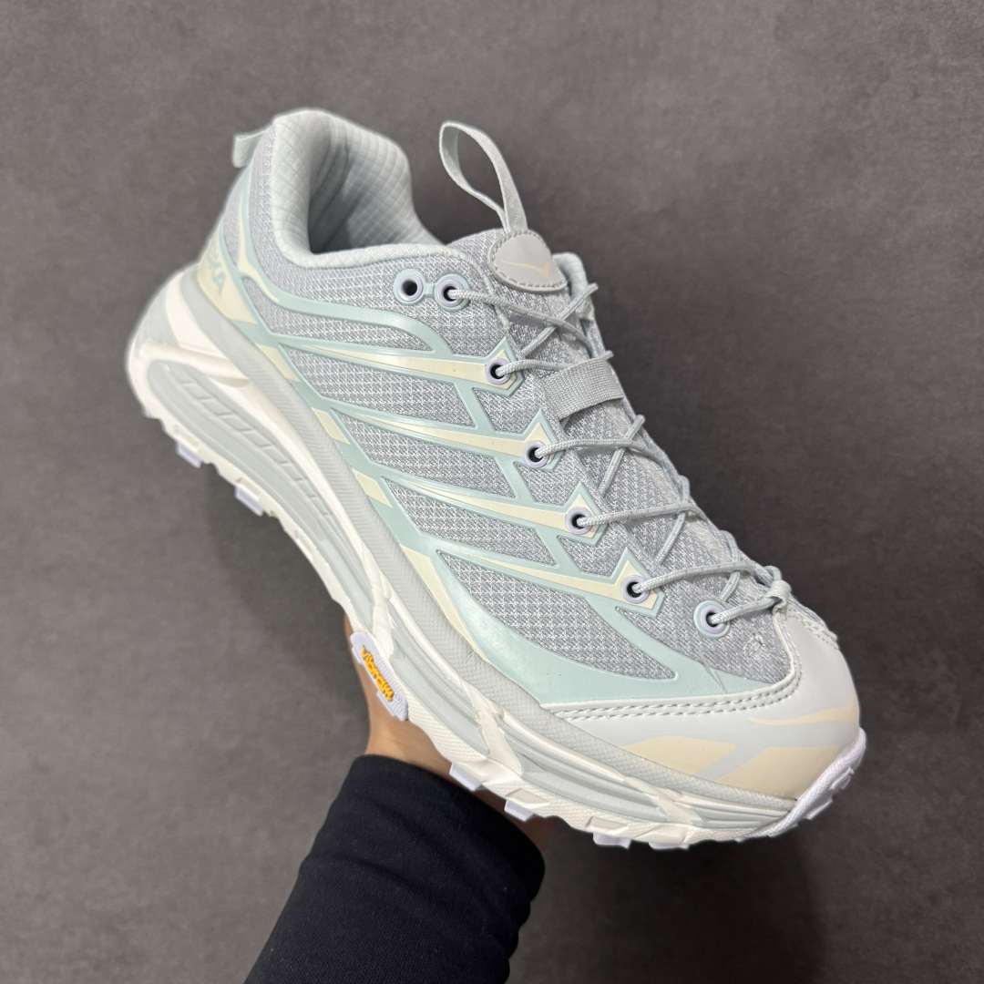 图片[3]-【福利跑量版】HOKA ONE ONE Mafate Speed 2 Low 玛法特2代系列低帮轻量户外越野休闲运动慢跑鞋 HOKA ONE ONE 最近推出了一个胶囊系列 Origin Story 这个系列里的 Mafate Speed 2 可以说让我日思夜想有一阵子了 最近终于拔草 让我来分享一下这双也是上脚赞到爆的越野跑鞋吧 以阿尔卑斯山脉作为主题将亮黄色与蓝色调覆盖在这经典轮廓之上 配色的呈现效果相当亮眼 以至于很多人买这个配色是用来日常搭配的 鞋面采用超轻的无缝架构 轻薄的TPU贴在透气的鞋面材料上 减轻重量同时也保证了支撑性 鞋底则采用滚动平衡技术 引导跑者回归自然步态 祖传的神奇EVA材质中底依旧是一如既往地表现优秀 能提供充足的缓震 作为HOKA家的越野跑鞋 VIBRAM 橡胶大底也是必不可少的 即便在复杂湿滑的地形 依旧能有良好的抓地力及稳定性 鞋带采用了弹性不易松脱的扁宽弹性鞋带 前掌与中掌部分也进行了加宽 也更加适合亚洲人的脚型 是一款十分全面且足够强悍的户外硬核越野鞋 而这双极其亮眼的越野跑鞋恰好又是在江山一百中参赛的UTMB冠军 Ludovic POMMERET 夺冠时穿着的战靴 这就让它变得更加有吸引力了 用来日常搭配的话短裤是基本不挑 长裤我个人推荐阔腿裤 工装裤以及各种长筒牛仔裤都可以 尺码：36 36.5 37.5 38 38.5 39 40 40.5 41 42 42.5 43 44 44.5 45-选品中心