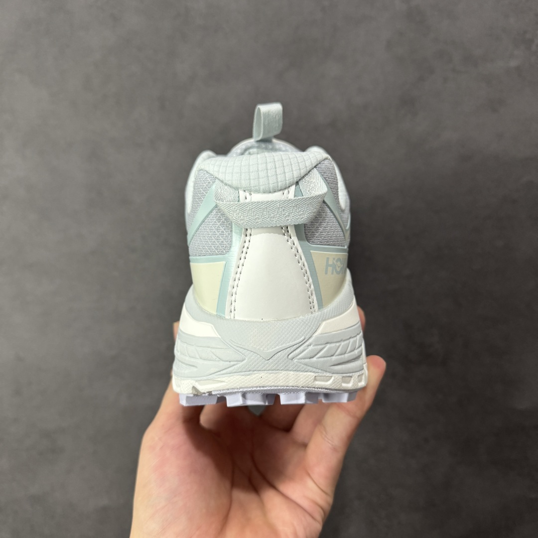 图片[4]-【福利跑量版】HOKA ONE ONE Mafate Speed 2 Low 玛法特2代系列低帮轻量户外越野休闲运动慢跑鞋 HOKA ONE ONE 最近推出了一个胶囊系列 Origin Story 这个系列里的 Mafate Speed 2 可以说让我日思夜想有一阵子了 最近终于拔草 让我来分享一下这双也是上脚赞到爆的越野跑鞋吧 以阿尔卑斯山脉作为主题将亮黄色与蓝色调覆盖在这经典轮廓之上 配色的呈现效果相当亮眼 以至于很多人买这个配色是用来日常搭配的 鞋面采用超轻的无缝架构 轻薄的TPU贴在透气的鞋面材料上 减轻重量同时也保证了支撑性 鞋底则采用滚动平衡技术 引导跑者回归自然步态 祖传的神奇EVA材质中底依旧是一如既往地表现优秀 能提供充足的缓震 作为HOKA家的越野跑鞋 VIBRAM 橡胶大底也是必不可少的 即便在复杂湿滑的地形 依旧能有良好的抓地力及稳定性 鞋带采用了弹性不易松脱的扁宽弹性鞋带 前掌与中掌部分也进行了加宽 也更加适合亚洲人的脚型 是一款十分全面且足够强悍的户外硬核越野鞋 而这双极其亮眼的越野跑鞋恰好又是在江山一百中参赛的UTMB冠军 Ludovic POMMERET 夺冠时穿着的战靴 这就让它变得更加有吸引力了 用来日常搭配的话短裤是基本不挑 长裤我个人推荐阔腿裤 工装裤以及各种长筒牛仔裤都可以 尺码：36 36.5 37.5 38 38.5 39 40 40.5 41 42 42.5 43 44 44.5 45-选品中心