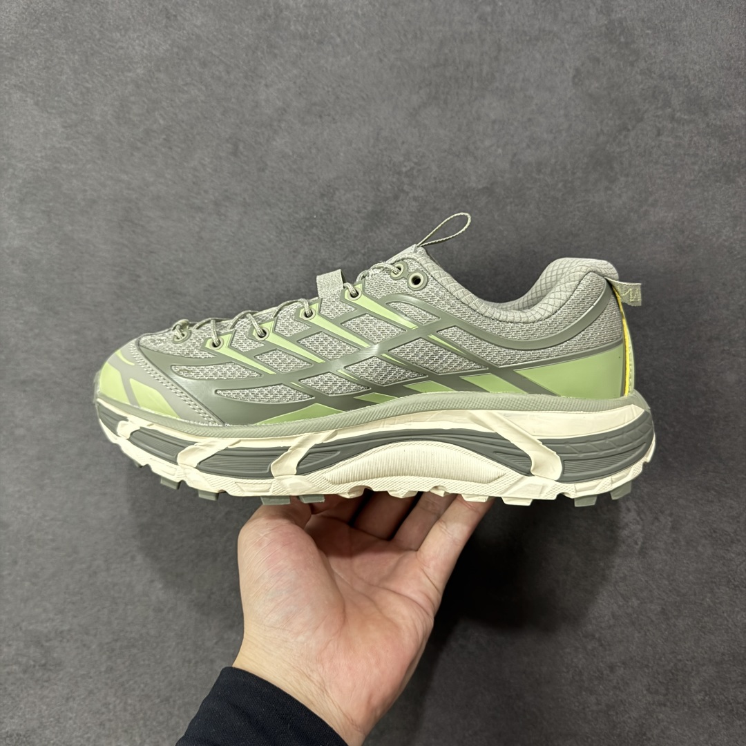 图片[2]-【福利跑量版】HOKA ONE ONE Mafate Speed 2 Low 玛法特2代系列低帮轻量户外越野休闲运动慢跑鞋 HOKA ONE ONE 最近推出了一个胶囊系列 Origin Story 这个系列里的 Mafate Speed 2 可以说让我日思夜想有一阵子了 最近终于拔草 让我来分享一下这双也是上脚赞到爆的越野跑鞋吧 以阿尔卑斯山脉作为主题将亮黄色与蓝色调覆盖在这经典轮廓之上 配色的呈现效果相当亮眼 以至于很多人买这个配色是用来日常搭配的 鞋面采用超轻的无缝架构 轻薄的TPU贴在透气的鞋面材料上 减轻重量同时也保证了支撑性 鞋底则采用滚动平衡技术 引导跑者回归自然步态 祖传的神奇EVA材质中底依旧是一如既往地表现优秀 能提供充足的缓震 作为HOKA家的越野跑鞋 VIBRAM 橡胶大底也是必不可少的 即便在复杂湿滑的地形 依旧能有良好的抓地力及稳定性 鞋带采用了弹性不易松脱的扁宽弹性鞋带 前掌与中掌部分也进行了加宽 也更加适合亚洲人的脚型 是一款十分全面且足够强悍的户外硬核越野鞋 而这双极其亮眼的越野跑鞋恰好又是在江山一百中参赛的UTMB冠军 Ludovic POMMERET 夺冠时穿着的战靴 这就让它变得更加有吸引力了 用来日常搭配的话短裤是基本不挑 长裤我个人推荐阔腿裤 工装裤以及各种长筒牛仔裤都可以 尺码：36 36.5 37.5 38 38.5 39 40 40.5 41 42 42.5 43 44 44.5 45-选品中心