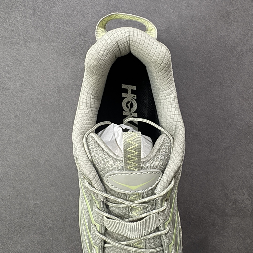 图片[7]-【福利跑量版】HOKA ONE ONE Mafate Speed 2 Low 玛法特2代系列低帮轻量户外越野休闲运动慢跑鞋 HOKA ONE ONE 最近推出了一个胶囊系列 Origin Story 这个系列里的 Mafate Speed 2 可以说让我日思夜想有一阵子了 最近终于拔草 让我来分享一下这双也是上脚赞到爆的越野跑鞋吧 以阿尔卑斯山脉作为主题将亮黄色与蓝色调覆盖在这经典轮廓之上 配色的呈现效果相当亮眼 以至于很多人买这个配色是用来日常搭配的 鞋面采用超轻的无缝架构 轻薄的TPU贴在透气的鞋面材料上 减轻重量同时也保证了支撑性 鞋底则采用滚动平衡技术 引导跑者回归自然步态 祖传的神奇EVA材质中底依旧是一如既往地表现优秀 能提供充足的缓震 作为HOKA家的越野跑鞋 VIBRAM 橡胶大底也是必不可少的 即便在复杂湿滑的地形 依旧能有良好的抓地力及稳定性 鞋带采用了弹性不易松脱的扁宽弹性鞋带 前掌与中掌部分也进行了加宽 也更加适合亚洲人的脚型 是一款十分全面且足够强悍的户外硬核越野鞋 而这双极其亮眼的越野跑鞋恰好又是在江山一百中参赛的UTMB冠军 Ludovic POMMERET 夺冠时穿着的战靴 这就让它变得更加有吸引力了 用来日常搭配的话短裤是基本不挑 长裤我个人推荐阔腿裤 工装裤以及各种长筒牛仔裤都可以 尺码：36 36.5 37.5 38 38.5 39 40 40.5 41 42 42.5 43 44 44.5 45-选品中心