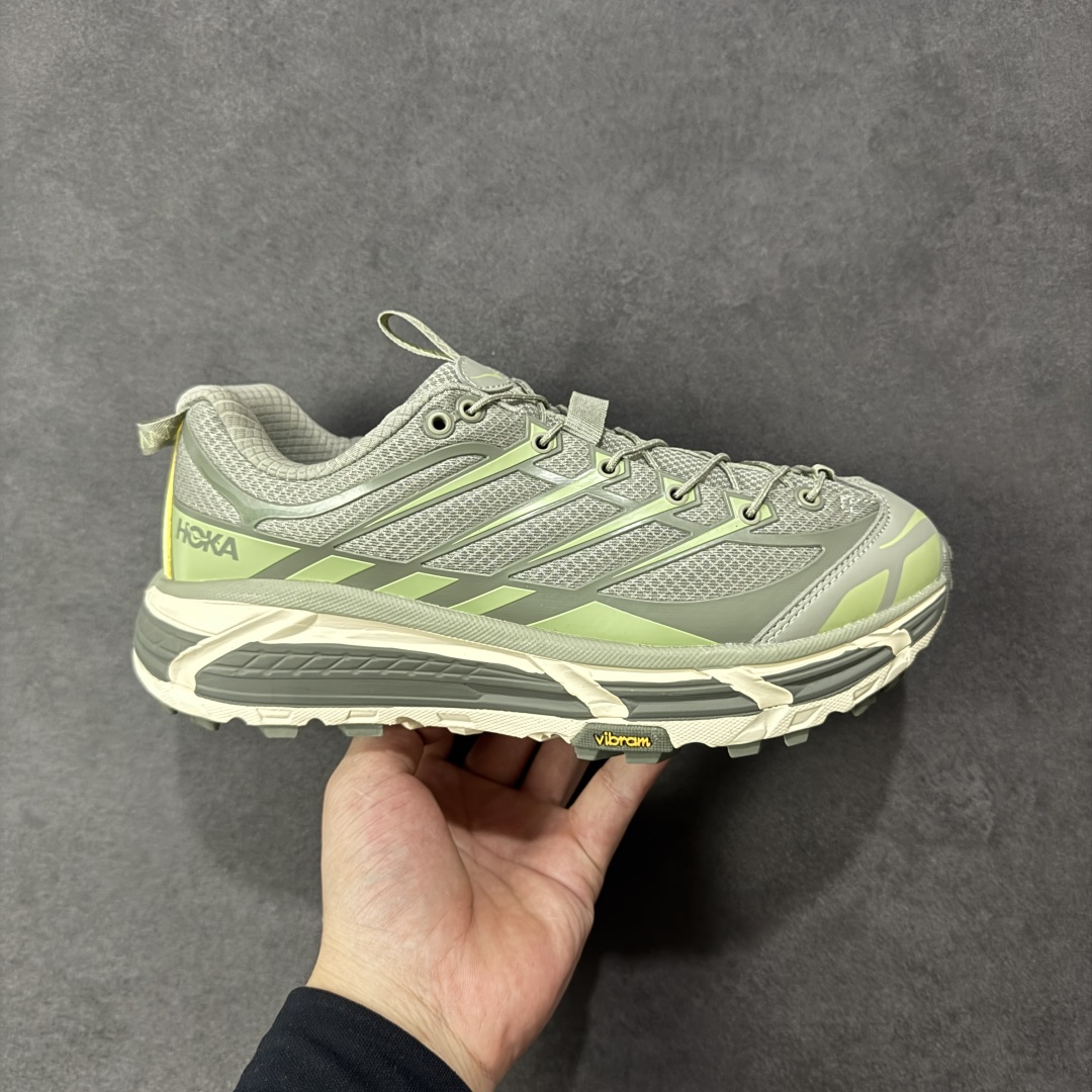 【福利跑量版】HOKA ONE ONE Mafate Speed 2 Low 玛法特2代系列低帮轻量户外越野休闲运动慢跑鞋 HOKA ONE ONE 最近推出了一个胶囊系列 Origin Story 这个系列里的 Mafate Speed 2 可以说让我日思夜想有一阵子了 最近终于拔草 让我来分享一下这双也是上脚赞到爆的越野跑鞋吧 以阿尔卑斯山脉作为主题将亮黄色与蓝色调覆盖在这经典轮廓之上 配色的呈现效果相当亮眼 以至于很多人买这个配色是用来日常搭配的 鞋面采用超轻的无缝架构 轻薄的TPU贴在透气的鞋面材料上 减轻重量同时也保证了支撑性 鞋底则采用滚动平衡技术 引导跑者回归自然步态 祖传的神奇EVA材质中底依旧是一如既往地表现优秀 能提供充足的缓震 作为HOKA家的越野跑鞋 VIBRAM 橡胶大底也是必不可少的 即便在复杂湿滑的地形 依旧能有良好的抓地力及稳定性 鞋带采用了弹性不易松脱的扁宽弹性鞋带 前掌与中掌部分也进行了加宽 也更加适合亚洲人的脚型 是一款十分全面且足够强悍的户外硬核越野鞋 而这双极其亮眼的越野跑鞋恰好又是在江山一百中参赛的UTMB冠军 Ludovic POMMERET 夺冠时穿着的战靴 这就让它变得更加有吸引力了 用来日常搭配的话短裤是基本不挑 长裤我个人推荐阔腿裤 工装裤以及各种长筒牛仔裤都可以 尺码:36 36.5 37.5 38 38.5 39 40 40.5 41 42 42.5 43 44 44.5 45-选品中心