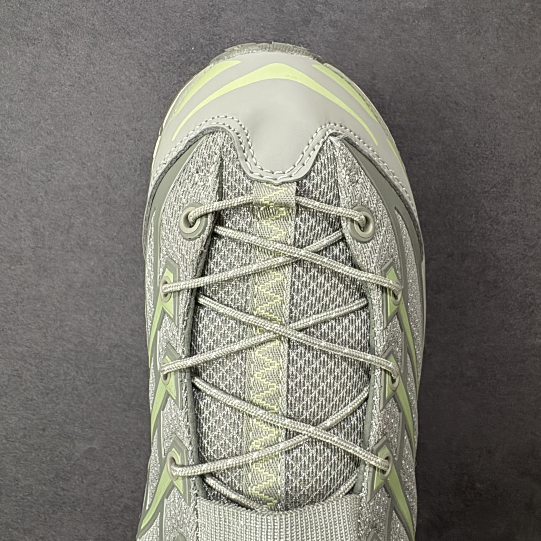 图片[8]-【福利跑量版】HOKA ONE ONE Mafate Speed 2 Low 玛法特2代系列低帮轻量户外越野休闲运动慢跑鞋 HOKA ONE ONE 最近推出了一个胶囊系列 Origin Story 这个系列里的 Mafate Speed 2 可以说让我日思夜想有一阵子了 最近终于拔草 让我来分享一下这双也是上脚赞到爆的越野跑鞋吧 以阿尔卑斯山脉作为主题将亮黄色与蓝色调覆盖在这经典轮廓之上 配色的呈现效果相当亮眼 以至于很多人买这个配色是用来日常搭配的 鞋面采用超轻的无缝架构 轻薄的TPU贴在透气的鞋面材料上 减轻重量同时也保证了支撑性 鞋底则采用滚动平衡技术 引导跑者回归自然步态 祖传的神奇EVA材质中底依旧是一如既往地表现优秀 能提供充足的缓震 作为HOKA家的越野跑鞋 VIBRAM 橡胶大底也是必不可少的 即便在复杂湿滑的地形 依旧能有良好的抓地力及稳定性 鞋带采用了弹性不易松脱的扁宽弹性鞋带 前掌与中掌部分也进行了加宽 也更加适合亚洲人的脚型 是一款十分全面且足够强悍的户外硬核越野鞋 而这双极其亮眼的越野跑鞋恰好又是在江山一百中参赛的UTMB冠军 Ludovic POMMERET 夺冠时穿着的战靴 这就让它变得更加有吸引力了 用来日常搭配的话短裤是基本不挑 长裤我个人推荐阔腿裤 工装裤以及各种长筒牛仔裤都可以 尺码：36 36.5 37.5 38 38.5 39 40 40.5 41 42 42.5 43 44 44.5 45-选品中心