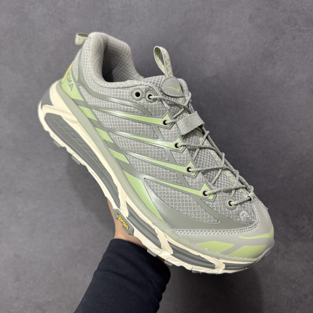 图片[3]-【福利跑量版】HOKA ONE ONE Mafate Speed 2 Low 玛法特2代系列低帮轻量户外越野休闲运动慢跑鞋 HOKA ONE ONE 最近推出了一个胶囊系列 Origin Story 这个系列里的 Mafate Speed 2 可以说让我日思夜想有一阵子了 最近终于拔草 让我来分享一下这双也是上脚赞到爆的越野跑鞋吧 以阿尔卑斯山脉作为主题将亮黄色与蓝色调覆盖在这经典轮廓之上 配色的呈现效果相当亮眼 以至于很多人买这个配色是用来日常搭配的 鞋面采用超轻的无缝架构 轻薄的TPU贴在透气的鞋面材料上 减轻重量同时也保证了支撑性 鞋底则采用滚动平衡技术 引导跑者回归自然步态 祖传的神奇EVA材质中底依旧是一如既往地表现优秀 能提供充足的缓震 作为HOKA家的越野跑鞋 VIBRAM 橡胶大底也是必不可少的 即便在复杂湿滑的地形 依旧能有良好的抓地力及稳定性 鞋带采用了弹性不易松脱的扁宽弹性鞋带 前掌与中掌部分也进行了加宽 也更加适合亚洲人的脚型 是一款十分全面且足够强悍的户外硬核越野鞋 而这双极其亮眼的越野跑鞋恰好又是在江山一百中参赛的UTMB冠军 Ludovic POMMERET 夺冠时穿着的战靴 这就让它变得更加有吸引力了 用来日常搭配的话短裤是基本不挑 长裤我个人推荐阔腿裤 工装裤以及各种长筒牛仔裤都可以 尺码：36 36.5 37.5 38 38.5 39 40 40.5 41 42 42.5 43 44 44.5 45-选品中心