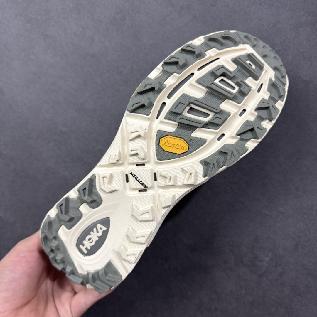 图片[9]-【福利跑量版】HOKA ONE ONE Mafate Speed 2 Low 玛法特2代系列低帮轻量户外越野休闲运动慢跑鞋 HOKA ONE ONE 最近推出了一个胶囊系列 Origin Story 这个系列里的 Mafate Speed 2 可以说让我日思夜想有一阵子了 最近终于拔草 让我来分享一下这双也是上脚赞到爆的越野跑鞋吧 以阿尔卑斯山脉作为主题将亮黄色与蓝色调覆盖在这经典轮廓之上 配色的呈现效果相当亮眼 以至于很多人买这个配色是用来日常搭配的 鞋面采用超轻的无缝架构 轻薄的TPU贴在透气的鞋面材料上 减轻重量同时也保证了支撑性 鞋底则采用滚动平衡技术 引导跑者回归自然步态 祖传的神奇EVA材质中底依旧是一如既往地表现优秀 能提供充足的缓震 作为HOKA家的越野跑鞋 VIBRAM 橡胶大底也是必不可少的 即便在复杂湿滑的地形 依旧能有良好的抓地力及稳定性 鞋带采用了弹性不易松脱的扁宽弹性鞋带 前掌与中掌部分也进行了加宽 也更加适合亚洲人的脚型 是一款十分全面且足够强悍的户外硬核越野鞋 而这双极其亮眼的越野跑鞋恰好又是在江山一百中参赛的UTMB冠军 Ludovic POMMERET 夺冠时穿着的战靴 这就让它变得更加有吸引力了 用来日常搭配的话短裤是基本不挑 长裤我个人推荐阔腿裤 工装裤以及各种长筒牛仔裤都可以 尺码：36 36.5 37.5 38 38.5 39 40 40.5 41 42 42.5 43 44 44.5 45-选品中心