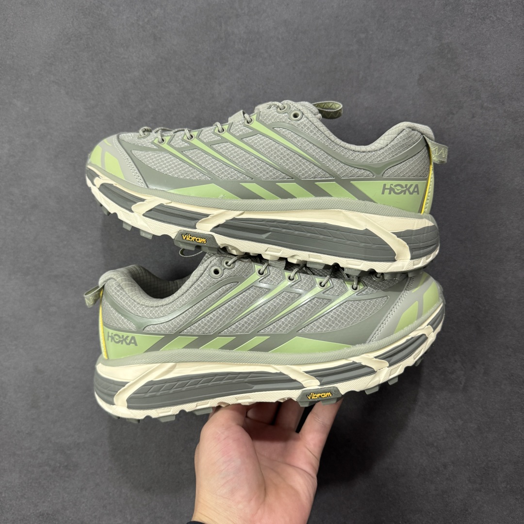 图片[8]-【福利跑量版】HOKA ONE ONE Mafate Speed 2 Low 玛法特2代系列低帮轻量户外越野休闲运动慢跑鞋 HOKA ONE ONE 最近推出了一个胶囊系列 Origin Story 这个系列里的 Mafate Speed 2 可以说让我日思夜想有一阵子了 最近终于拔草 让我来分享一下这双也是上脚赞到爆的越野跑鞋吧 以阿尔卑斯山脉作为主题将亮黄色与蓝色调覆盖在这经典轮廓之上 配色的呈现效果相当亮眼 以至于很多人买这个配色是用来日常搭配的 鞋面采用超轻的无缝架构 轻薄的TPU贴在透气的鞋面材料上 减轻重量同时也保证了支撑性 鞋底则采用滚动平衡技术 引导跑者回归自然步态 祖传的神奇EVA材质中底依旧是一如既往地表现优秀 能提供充足的缓震 作为HOKA家的越野跑鞋 VIBRAM 橡胶大底也是必不可少的 即便在复杂湿滑的地形 依旧能有良好的抓地力及稳定性 鞋带采用了弹性不易松脱的扁宽弹性鞋带 前掌与中掌部分也进行了加宽 也更加适合亚洲人的脚型 是一款十分全面且足够强悍的户外硬核越野鞋 而这双极其亮眼的越野跑鞋恰好又是在江山一百中参赛的UTMB冠军 Ludovic POMMERET 夺冠时穿着的战靴 这就让它变得更加有吸引力了 用来日常搭配的话短裤是基本不挑 长裤我个人推荐阔腿裤 工装裤以及各种长筒牛仔裤都可以 尺码：36 36.5 37.5 38 38.5 39 40 40.5 41 42 42.5 43 44 44.5 45-选品中心