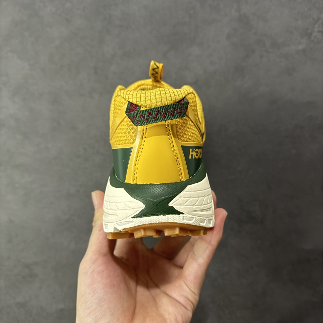 图片[4]-【福利跑量版】HOKA ONE ONE Mafate Speed 2 Low 玛法特2代系列低帮轻量户外越野休闲运动慢跑鞋 HOKA ONE ONE 最近推出了一个胶囊系列 Origin Story 这个系列里的 Mafate Speed 2 可以说让我日思夜想有一阵子了 最近终于拔草 让我来分享一下这双也是上脚赞到爆的越野跑鞋吧 以阿尔卑斯山脉作为主题将亮黄色与蓝色调覆盖在这经典轮廓之上 配色的呈现效果相当亮眼 以至于很多人买这个配色是用来日常搭配的 鞋面采用超轻的无缝架构 轻薄的TPU贴在透气的鞋面材料上 减轻重量同时也保证了支撑性 鞋底则采用滚动平衡技术 引导跑者回归自然步态 祖传的神奇EVA材质中底依旧是一如既往地表现优秀 能提供充足的缓震 作为HOKA家的越野跑鞋 VIBRAM 橡胶大底也是必不可少的 即便在复杂湿滑的地形 依旧能有良好的抓地力及稳定性 鞋带采用了弹性不易松脱的扁宽弹性鞋带 前掌与中掌部分也进行了加宽 也更加适合亚洲人的脚型 是一款十分全面且足够强悍的户外硬核越野鞋 而这双极其亮眼的越野跑鞋恰好又是在江山一百中参赛的UTMB冠军 Ludovic POMMERET 夺冠时穿着的战靴 这就让它变得更加有吸引力了 用来日常搭配的话短裤是基本不挑 长裤我个人推荐阔腿裤 工装裤以及各种长筒牛仔裤都可以 尺码：36 36.5 37.5 38 38.5 39 40 40.5 41 42 42.5 43 44 44.5 45-选品中心