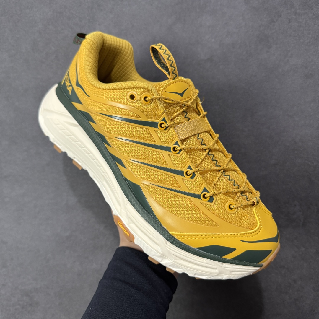 图片[3]-【福利跑量版】HOKA ONE ONE Mafate Speed 2 Low 玛法特2代系列低帮轻量户外越野休闲运动慢跑鞋 HOKA ONE ONE 最近推出了一个胶囊系列 Origin Story 这个系列里的 Mafate Speed 2 可以说让我日思夜想有一阵子了 最近终于拔草 让我来分享一下这双也是上脚赞到爆的越野跑鞋吧 以阿尔卑斯山脉作为主题将亮黄色与蓝色调覆盖在这经典轮廓之上 配色的呈现效果相当亮眼 以至于很多人买这个配色是用来日常搭配的 鞋面采用超轻的无缝架构 轻薄的TPU贴在透气的鞋面材料上 减轻重量同时也保证了支撑性 鞋底则采用滚动平衡技术 引导跑者回归自然步态 祖传的神奇EVA材质中底依旧是一如既往地表现优秀 能提供充足的缓震 作为HOKA家的越野跑鞋 VIBRAM 橡胶大底也是必不可少的 即便在复杂湿滑的地形 依旧能有良好的抓地力及稳定性 鞋带采用了弹性不易松脱的扁宽弹性鞋带 前掌与中掌部分也进行了加宽 也更加适合亚洲人的脚型 是一款十分全面且足够强悍的户外硬核越野鞋 而这双极其亮眼的越野跑鞋恰好又是在江山一百中参赛的UTMB冠军 Ludovic POMMERET 夺冠时穿着的战靴 这就让它变得更加有吸引力了 用来日常搭配的话短裤是基本不挑 长裤我个人推荐阔腿裤 工装裤以及各种长筒牛仔裤都可以 尺码：36 36.5 37.5 38 38.5 39 40 40.5 41 42 42.5 43 44 44.5 45-选品中心