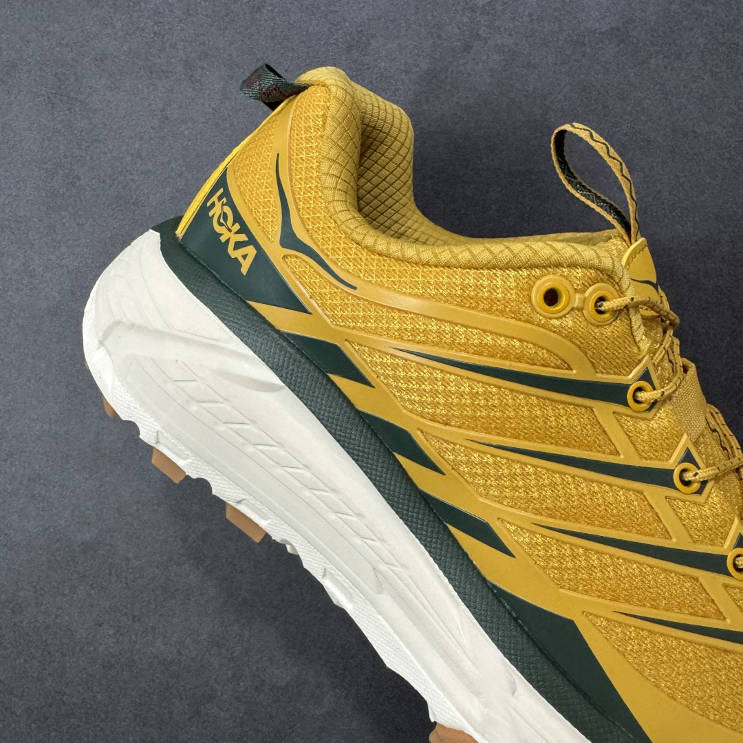 图片[6]-【福利跑量版】HOKA ONE ONE Mafate Speed 2 Low 玛法特2代系列低帮轻量户外越野休闲运动慢跑鞋 HOKA ONE ONE 最近推出了一个胶囊系列 Origin Story 这个系列里的 Mafate Speed 2 可以说让我日思夜想有一阵子了 最近终于拔草 让我来分享一下这双也是上脚赞到爆的越野跑鞋吧 以阿尔卑斯山脉作为主题将亮黄色与蓝色调覆盖在这经典轮廓之上 配色的呈现效果相当亮眼 以至于很多人买这个配色是用来日常搭配的 鞋面采用超轻的无缝架构 轻薄的TPU贴在透气的鞋面材料上 减轻重量同时也保证了支撑性 鞋底则采用滚动平衡技术 引导跑者回归自然步态 祖传的神奇EVA材质中底依旧是一如既往地表现优秀 能提供充足的缓震 作为HOKA家的越野跑鞋 VIBRAM 橡胶大底也是必不可少的 即便在复杂湿滑的地形 依旧能有良好的抓地力及稳定性 鞋带采用了弹性不易松脱的扁宽弹性鞋带 前掌与中掌部分也进行了加宽 也更加适合亚洲人的脚型 是一款十分全面且足够强悍的户外硬核越野鞋 而这双极其亮眼的越野跑鞋恰好又是在江山一百中参赛的UTMB冠军 Ludovic POMMERET 夺冠时穿着的战靴 这就让它变得更加有吸引力了 用来日常搭配的话短裤是基本不挑 长裤我个人推荐阔腿裤 工装裤以及各种长筒牛仔裤都可以 尺码：36 36.5 37.5 38 38.5 39 40 40.5 41 42 42.5 43 44 44.5 45-选品中心
