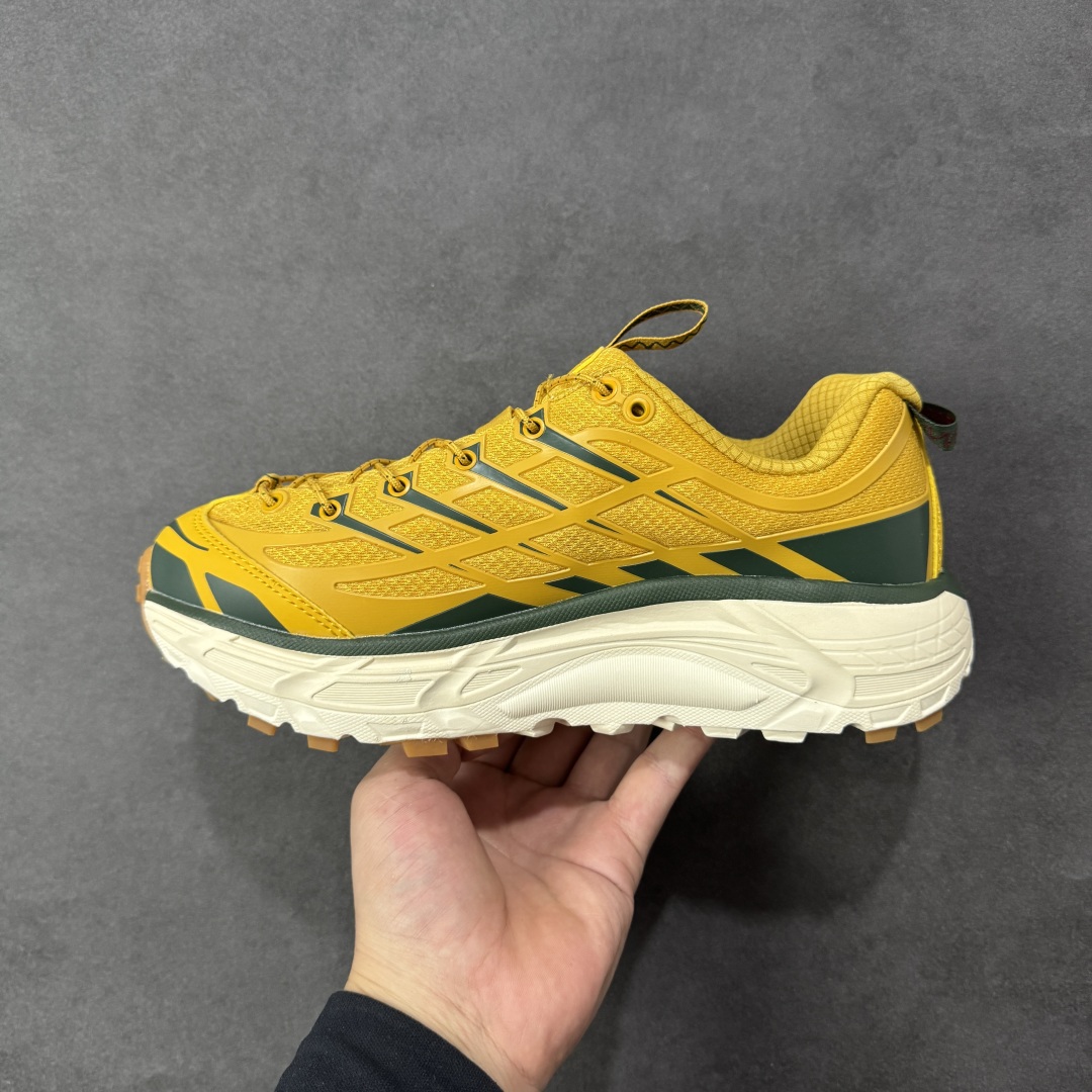 图片[2]-【福利跑量版】HOKA ONE ONE Mafate Speed 2 Low 玛法特2代系列低帮轻量户外越野休闲运动慢跑鞋 HOKA ONE ONE 最近推出了一个胶囊系列 Origin Story 这个系列里的 Mafate Speed 2 可以说让我日思夜想有一阵子了 最近终于拔草 让我来分享一下这双也是上脚赞到爆的越野跑鞋吧 以阿尔卑斯山脉作为主题将亮黄色与蓝色调覆盖在这经典轮廓之上 配色的呈现效果相当亮眼 以至于很多人买这个配色是用来日常搭配的 鞋面采用超轻的无缝架构 轻薄的TPU贴在透气的鞋面材料上 减轻重量同时也保证了支撑性 鞋底则采用滚动平衡技术 引导跑者回归自然步态 祖传的神奇EVA材质中底依旧是一如既往地表现优秀 能提供充足的缓震 作为HOKA家的越野跑鞋 VIBRAM 橡胶大底也是必不可少的 即便在复杂湿滑的地形 依旧能有良好的抓地力及稳定性 鞋带采用了弹性不易松脱的扁宽弹性鞋带 前掌与中掌部分也进行了加宽 也更加适合亚洲人的脚型 是一款十分全面且足够强悍的户外硬核越野鞋 而这双极其亮眼的越野跑鞋恰好又是在江山一百中参赛的UTMB冠军 Ludovic POMMERET 夺冠时穿着的战靴 这就让它变得更加有吸引力了 用来日常搭配的话短裤是基本不挑 长裤我个人推荐阔腿裤 工装裤以及各种长筒牛仔裤都可以 尺码：36 36.5 37.5 38 38.5 39 40 40.5 41 42 42.5 43 44 44.5 45-选品中心