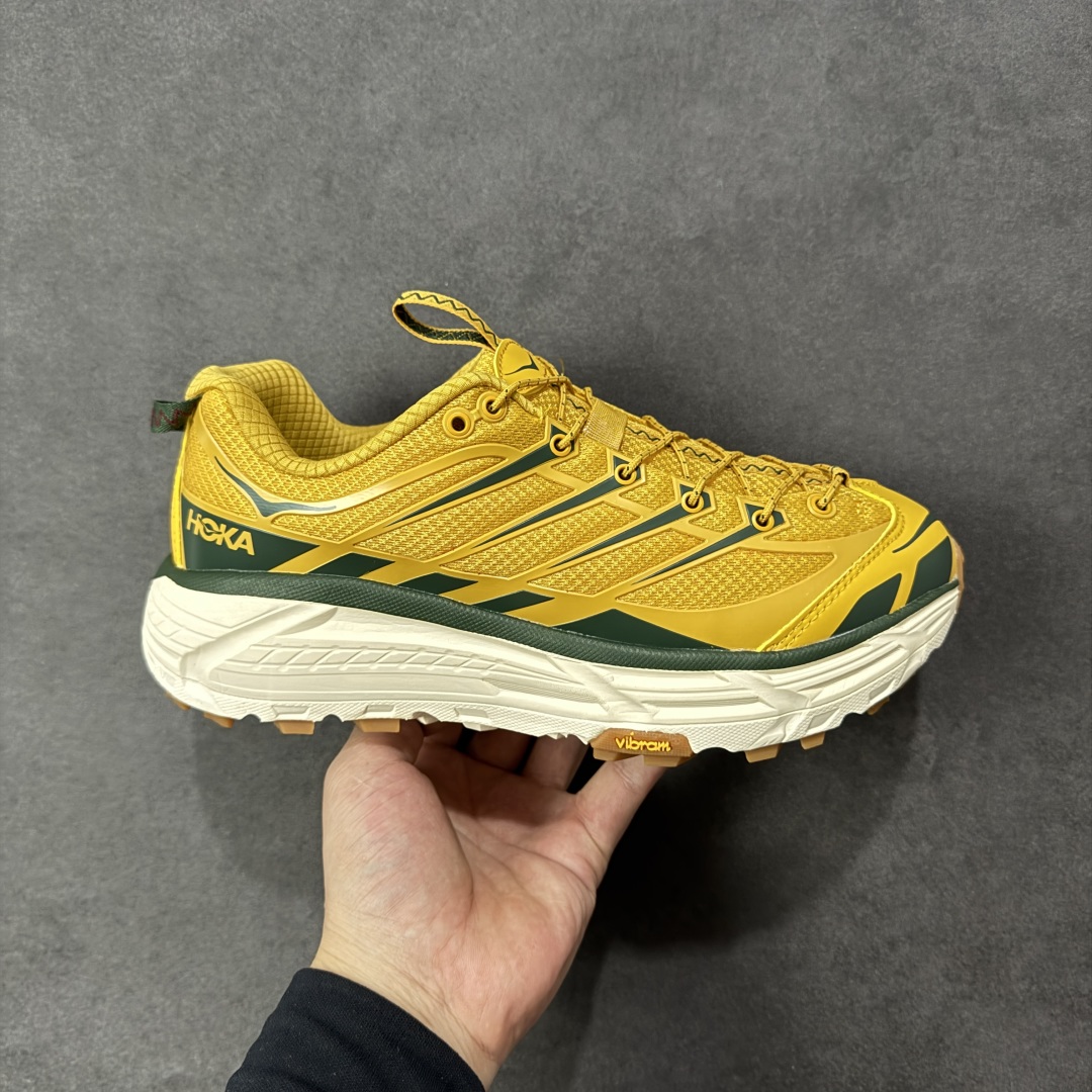 【福利跑量版】HOKA ONE ONE Mafate Speed 2 Low 玛法特2代系列低帮轻量户外越野休闲运动慢跑鞋 HOKA ONE ONE 最近推出了一个胶囊系列 Origin Story 这个系列里的 Mafate Speed 2 可以说让我日思夜想有一阵子了 最近终于拔草 让我来分享一下这双也是上脚赞到爆的越野跑鞋吧 以阿尔卑斯山脉作为主题将亮黄色与蓝色调覆盖在这经典轮廓之上 配色的呈现效果相当亮眼 以至于很多人买这个配色是用来日常搭配的 鞋面采用超轻的无缝架构 轻薄的TPU贴在透气的鞋面材料上 减轻重量同时也保证了支撑性 鞋底则采用滚动平衡技术 引导跑者回归自然步态 祖传的神奇EVA材质中底依旧是一如既往地表现优秀 能提供充足的缓震 作为HOKA家的越野跑鞋 VIBRAM 橡胶大底也是必不可少的 即便在复杂湿滑的地形 依旧能有良好的抓地力及稳定性 鞋带采用了弹性不易松脱的扁宽弹性鞋带 前掌与中掌部分也进行了加宽 也更加适合亚洲人的脚型 是一款十分全面且足够强悍的户外硬核越野鞋 而这双极其亮眼的越野跑鞋恰好又是在江山一百中参赛的UTMB冠军 Ludovic POMMERET 夺冠时穿着的战靴 这就让它变得更加有吸引力了 用来日常搭配的话短裤是基本不挑 长裤我个人推荐阔腿裤 工装裤以及各种长筒牛仔裤都可以 尺码:36 36.5 37.5 38 38.5 39 40 40.5 41 42 42.5 43 44 44.5 45-选品中心