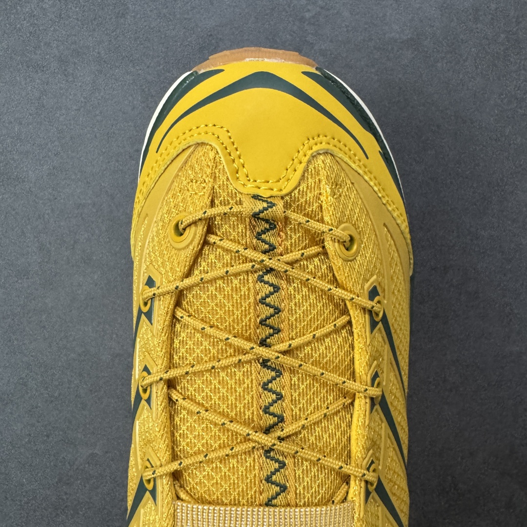 图片[8]-【福利跑量版】HOKA ONE ONE Mafate Speed 2 Low 玛法特2代系列低帮轻量户外越野休闲运动慢跑鞋 HOKA ONE ONE 最近推出了一个胶囊系列 Origin Story 这个系列里的 Mafate Speed 2 可以说让我日思夜想有一阵子了 最近终于拔草 让我来分享一下这双也是上脚赞到爆的越野跑鞋吧 以阿尔卑斯山脉作为主题将亮黄色与蓝色调覆盖在这经典轮廓之上 配色的呈现效果相当亮眼 以至于很多人买这个配色是用来日常搭配的 鞋面采用超轻的无缝架构 轻薄的TPU贴在透气的鞋面材料上 减轻重量同时也保证了支撑性 鞋底则采用滚动平衡技术 引导跑者回归自然步态 祖传的神奇EVA材质中底依旧是一如既往地表现优秀 能提供充足的缓震 作为HOKA家的越野跑鞋 VIBRAM 橡胶大底也是必不可少的 即便在复杂湿滑的地形 依旧能有良好的抓地力及稳定性 鞋带采用了弹性不易松脱的扁宽弹性鞋带 前掌与中掌部分也进行了加宽 也更加适合亚洲人的脚型 是一款十分全面且足够强悍的户外硬核越野鞋 而这双极其亮眼的越野跑鞋恰好又是在江山一百中参赛的UTMB冠军 Ludovic POMMERET 夺冠时穿着的战靴 这就让它变得更加有吸引力了 用来日常搭配的话短裤是基本不挑 长裤我个人推荐阔腿裤 工装裤以及各种长筒牛仔裤都可以 尺码：36 36.5 37.5 38 38.5 39 40 40.5 41 42 42.5 43 44 44.5 45-选品中心