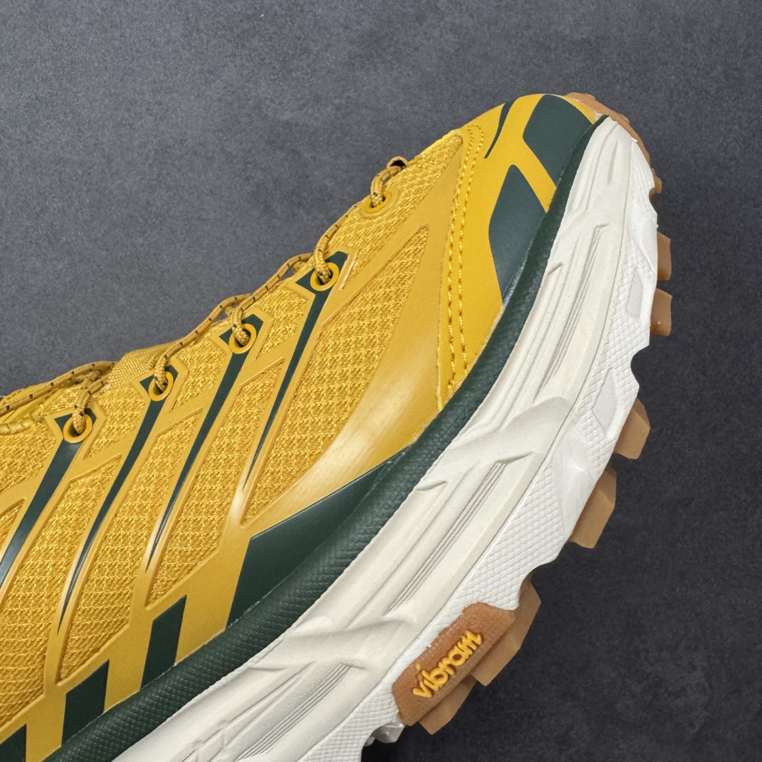 图片[5]-【福利跑量版】HOKA ONE ONE Mafate Speed 2 Low 玛法特2代系列低帮轻量户外越野休闲运动慢跑鞋 HOKA ONE ONE 最近推出了一个胶囊系列 Origin Story 这个系列里的 Mafate Speed 2 可以说让我日思夜想有一阵子了 最近终于拔草 让我来分享一下这双也是上脚赞到爆的越野跑鞋吧 以阿尔卑斯山脉作为主题将亮黄色与蓝色调覆盖在这经典轮廓之上 配色的呈现效果相当亮眼 以至于很多人买这个配色是用来日常搭配的 鞋面采用超轻的无缝架构 轻薄的TPU贴在透气的鞋面材料上 减轻重量同时也保证了支撑性 鞋底则采用滚动平衡技术 引导跑者回归自然步态 祖传的神奇EVA材质中底依旧是一如既往地表现优秀 能提供充足的缓震 作为HOKA家的越野跑鞋 VIBRAM 橡胶大底也是必不可少的 即便在复杂湿滑的地形 依旧能有良好的抓地力及稳定性 鞋带采用了弹性不易松脱的扁宽弹性鞋带 前掌与中掌部分也进行了加宽 也更加适合亚洲人的脚型 是一款十分全面且足够强悍的户外硬核越野鞋 而这双极其亮眼的越野跑鞋恰好又是在江山一百中参赛的UTMB冠军 Ludovic POMMERET 夺冠时穿着的战靴 这就让它变得更加有吸引力了 用来日常搭配的话短裤是基本不挑 长裤我个人推荐阔腿裤 工装裤以及各种长筒牛仔裤都可以 尺码：36 36.5 37.5 38 38.5 39 40 40.5 41 42 42.5 43 44 44.5 45-选品中心