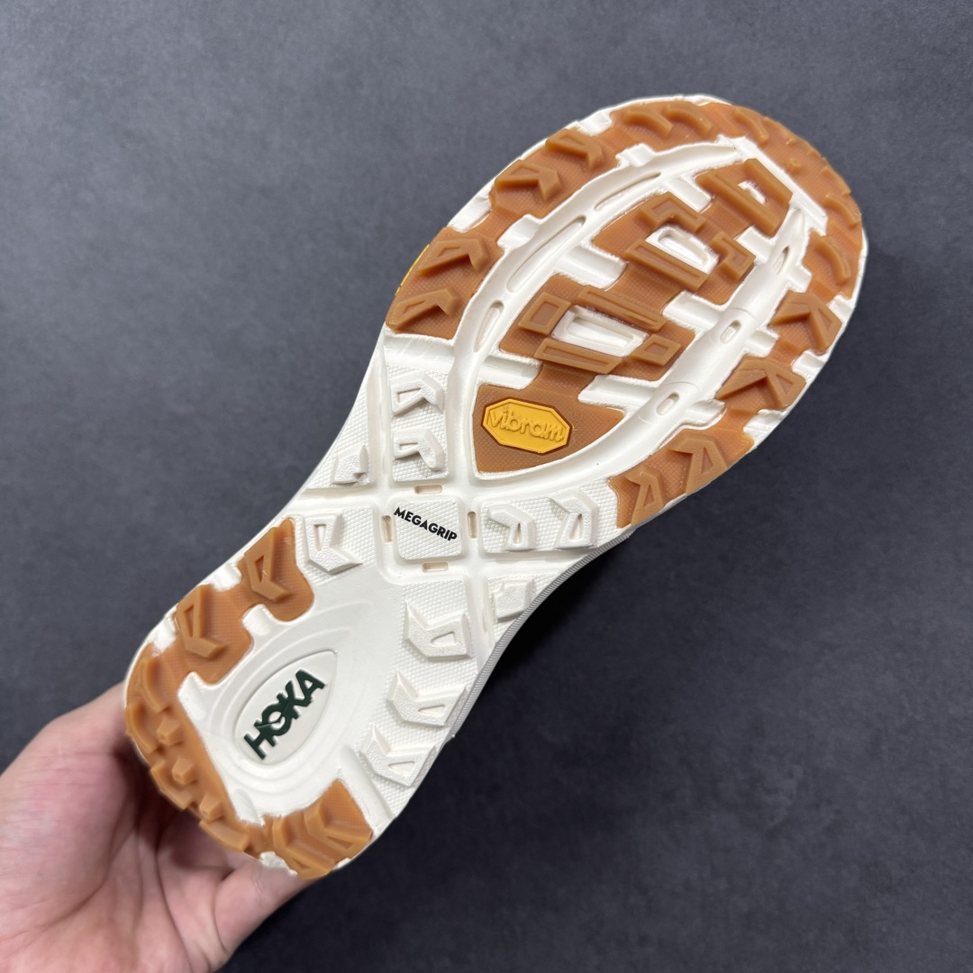 图片[9]-【福利跑量版】HOKA ONE ONE Mafate Speed 2 Low 玛法特2代系列低帮轻量户外越野休闲运动慢跑鞋 HOKA ONE ONE 最近推出了一个胶囊系列 Origin Story 这个系列里的 Mafate Speed 2 可以说让我日思夜想有一阵子了 最近终于拔草 让我来分享一下这双也是上脚赞到爆的越野跑鞋吧 以阿尔卑斯山脉作为主题将亮黄色与蓝色调覆盖在这经典轮廓之上 配色的呈现效果相当亮眼 以至于很多人买这个配色是用来日常搭配的 鞋面采用超轻的无缝架构 轻薄的TPU贴在透气的鞋面材料上 减轻重量同时也保证了支撑性 鞋底则采用滚动平衡技术 引导跑者回归自然步态 祖传的神奇EVA材质中底依旧是一如既往地表现优秀 能提供充足的缓震 作为HOKA家的越野跑鞋 VIBRAM 橡胶大底也是必不可少的 即便在复杂湿滑的地形 依旧能有良好的抓地力及稳定性 鞋带采用了弹性不易松脱的扁宽弹性鞋带 前掌与中掌部分也进行了加宽 也更加适合亚洲人的脚型 是一款十分全面且足够强悍的户外硬核越野鞋 而这双极其亮眼的越野跑鞋恰好又是在江山一百中参赛的UTMB冠军 Ludovic POMMERET 夺冠时穿着的战靴 这就让它变得更加有吸引力了 用来日常搭配的话短裤是基本不挑 长裤我个人推荐阔腿裤 工装裤以及各种长筒牛仔裤都可以 尺码：36 36.5 37.5 38 38.5 39 40 40.5 41 42 42.5 43 44 44.5 45-选品中心