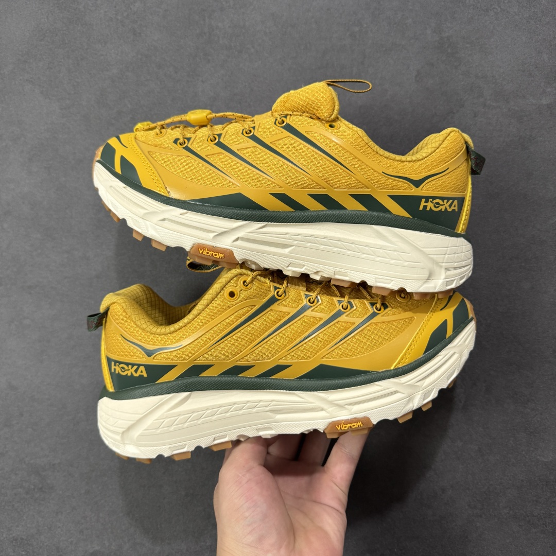 图片[9]-【福利跑量版】HOKA ONE ONE Mafate Speed 2 Low 玛法特2代系列低帮轻量户外越野休闲运动慢跑鞋 HOKA ONE ONE 最近推出了一个胶囊系列 Origin Story 这个系列里的 Mafate Speed 2 可以说让我日思夜想有一阵子了 最近终于拔草 让我来分享一下这双也是上脚赞到爆的越野跑鞋吧 以阿尔卑斯山脉作为主题将亮黄色与蓝色调覆盖在这经典轮廓之上 配色的呈现效果相当亮眼 以至于很多人买这个配色是用来日常搭配的 鞋面采用超轻的无缝架构 轻薄的TPU贴在透气的鞋面材料上 减轻重量同时也保证了支撑性 鞋底则采用滚动平衡技术 引导跑者回归自然步态 祖传的神奇EVA材质中底依旧是一如既往地表现优秀 能提供充足的缓震 作为HOKA家的越野跑鞋 VIBRAM 橡胶大底也是必不可少的 即便在复杂湿滑的地形 依旧能有良好的抓地力及稳定性 鞋带采用了弹性不易松脱的扁宽弹性鞋带 前掌与中掌部分也进行了加宽 也更加适合亚洲人的脚型 是一款十分全面且足够强悍的户外硬核越野鞋 而这双极其亮眼的越野跑鞋恰好又是在江山一百中参赛的UTMB冠军 Ludovic POMMERET 夺冠时穿着的战靴 这就让它变得更加有吸引力了 用来日常搭配的话短裤是基本不挑 长裤我个人推荐阔腿裤 工装裤以及各种长筒牛仔裤都可以 尺码：36 36.5 37.5 38 38.5 39 40 40.5 41 42 42.5 43 44 44.5 45-选品中心