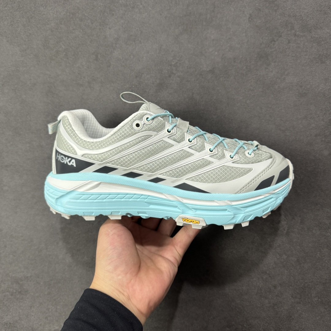 【福利跑量版】HOKA ONE ONE Mafate Speed 2 Low 玛法特2代系列低帮轻量户外越野休闲运动慢跑鞋 HOKA ONE ONE 最近推出了一个胶囊系列 Origin Story 这个系列里的 Mafate Speed 2 可以说让我日思夜想有一阵子了 最近终于拔草 让我来分享一下这双也是上脚赞到爆的越野跑鞋吧 以阿尔卑斯山脉作为主题将亮黄色与蓝色调覆盖在这经典轮廓之上 配色的呈现效果相当亮眼 以至于很多人买这个配色是用来日常搭配的 鞋面采用超轻的无缝架构 轻薄的TPU贴在透气的鞋面材料上 减轻重量同时也保证了支撑性 鞋底则采用滚动平衡技术 引导跑者回归自然步态 祖传的神奇EVA材质中底依旧是一如既往地表现优秀 能提供充足的缓震 作为HOKA家的越野跑鞋 VIBRAM 橡胶大底也是必不可少的 即便在复杂湿滑的地形 依旧能有良好的抓地力及稳定性 鞋带采用了弹性不易松脱的扁宽弹性鞋带 前掌与中掌部分也进行了加宽 也更加适合亚洲人的脚型 是一款十分全面且足够强悍的户外硬核越野鞋 而这双极其亮眼的越野跑鞋恰好又是在江山一百中参赛的UTMB冠军 Ludovic POMMERET 夺冠时穿着的战靴 这就让它变得更加有吸引力了 用来日常搭配的话短裤是基本不挑 长裤我个人推荐阔腿裤 工装裤以及各种长筒牛仔裤都可以 尺码:36 36.5 37.5 38 38.5 39 40 40.5 41 42 42.5 43 44 44.5 45-选品中心