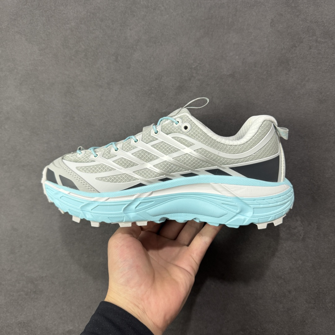 图片[2]-【福利跑量版】HOKA ONE ONE Mafate Speed 2 Low 玛法特2代系列低帮轻量户外越野休闲运动慢跑鞋 HOKA ONE ONE 最近推出了一个胶囊系列 Origin Story 这个系列里的 Mafate Speed 2 可以说让我日思夜想有一阵子了 最近终于拔草 让我来分享一下这双也是上脚赞到爆的越野跑鞋吧 以阿尔卑斯山脉作为主题将亮黄色与蓝色调覆盖在这经典轮廓之上 配色的呈现效果相当亮眼 以至于很多人买这个配色是用来日常搭配的 鞋面采用超轻的无缝架构 轻薄的TPU贴在透气的鞋面材料上 减轻重量同时也保证了支撑性 鞋底则采用滚动平衡技术 引导跑者回归自然步态 祖传的神奇EVA材质中底依旧是一如既往地表现优秀 能提供充足的缓震 作为HOKA家的越野跑鞋 VIBRAM 橡胶大底也是必不可少的 即便在复杂湿滑的地形 依旧能有良好的抓地力及稳定性 鞋带采用了弹性不易松脱的扁宽弹性鞋带 前掌与中掌部分也进行了加宽 也更加适合亚洲人的脚型 是一款十分全面且足够强悍的户外硬核越野鞋 而这双极其亮眼的越野跑鞋恰好又是在江山一百中参赛的UTMB冠军 Ludovic POMMERET 夺冠时穿着的战靴 这就让它变得更加有吸引力了 用来日常搭配的话短裤是基本不挑 长裤我个人推荐阔腿裤 工装裤以及各种长筒牛仔裤都可以 尺码：36 36.5 37.5 38 38.5 39 40 40.5 41 42 42.5 43 44 44.5 45-选品中心