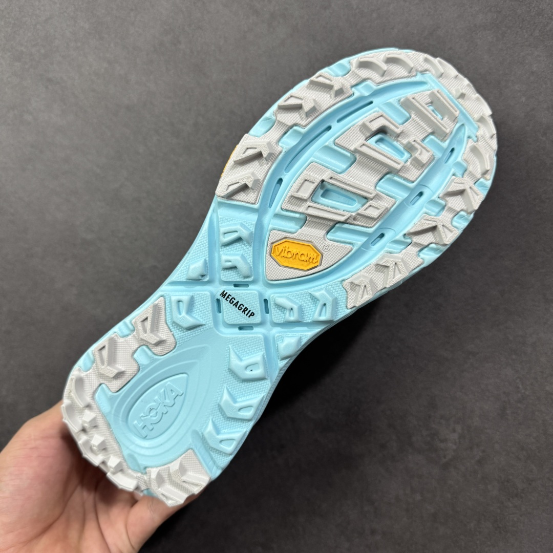 图片[9]-【福利跑量版】HOKA ONE ONE Mafate Speed 2 Low 玛法特2代系列低帮轻量户外越野休闲运动慢跑鞋 HOKA ONE ONE 最近推出了一个胶囊系列 Origin Story 这个系列里的 Mafate Speed 2 可以说让我日思夜想有一阵子了 最近终于拔草 让我来分享一下这双也是上脚赞到爆的越野跑鞋吧 以阿尔卑斯山脉作为主题将亮黄色与蓝色调覆盖在这经典轮廓之上 配色的呈现效果相当亮眼 以至于很多人买这个配色是用来日常搭配的 鞋面采用超轻的无缝架构 轻薄的TPU贴在透气的鞋面材料上 减轻重量同时也保证了支撑性 鞋底则采用滚动平衡技术 引导跑者回归自然步态 祖传的神奇EVA材质中底依旧是一如既往地表现优秀 能提供充足的缓震 作为HOKA家的越野跑鞋 VIBRAM 橡胶大底也是必不可少的 即便在复杂湿滑的地形 依旧能有良好的抓地力及稳定性 鞋带采用了弹性不易松脱的扁宽弹性鞋带 前掌与中掌部分也进行了加宽 也更加适合亚洲人的脚型 是一款十分全面且足够强悍的户外硬核越野鞋 而这双极其亮眼的越野跑鞋恰好又是在江山一百中参赛的UTMB冠军 Ludovic POMMERET 夺冠时穿着的战靴 这就让它变得更加有吸引力了 用来日常搭配的话短裤是基本不挑 长裤我个人推荐阔腿裤 工装裤以及各种长筒牛仔裤都可以 尺码：36 36.5 37.5 38 38.5 39 40 40.5 41 42 42.5 43 44 44.5 45-选品中心