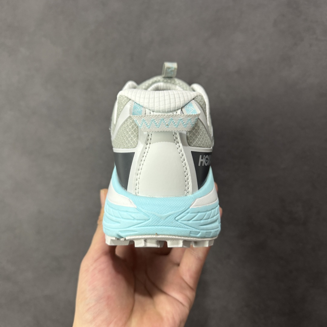 图片[4]-【福利跑量版】HOKA ONE ONE Mafate Speed 2 Low 玛法特2代系列低帮轻量户外越野休闲运动慢跑鞋 HOKA ONE ONE 最近推出了一个胶囊系列 Origin Story 这个系列里的 Mafate Speed 2 可以说让我日思夜想有一阵子了 最近终于拔草 让我来分享一下这双也是上脚赞到爆的越野跑鞋吧 以阿尔卑斯山脉作为主题将亮黄色与蓝色调覆盖在这经典轮廓之上 配色的呈现效果相当亮眼 以至于很多人买这个配色是用来日常搭配的 鞋面采用超轻的无缝架构 轻薄的TPU贴在透气的鞋面材料上 减轻重量同时也保证了支撑性 鞋底则采用滚动平衡技术 引导跑者回归自然步态 祖传的神奇EVA材质中底依旧是一如既往地表现优秀 能提供充足的缓震 作为HOKA家的越野跑鞋 VIBRAM 橡胶大底也是必不可少的 即便在复杂湿滑的地形 依旧能有良好的抓地力及稳定性 鞋带采用了弹性不易松脱的扁宽弹性鞋带 前掌与中掌部分也进行了加宽 也更加适合亚洲人的脚型 是一款十分全面且足够强悍的户外硬核越野鞋 而这双极其亮眼的越野跑鞋恰好又是在江山一百中参赛的UTMB冠军 Ludovic POMMERET 夺冠时穿着的战靴 这就让它变得更加有吸引力了 用来日常搭配的话短裤是基本不挑 长裤我个人推荐阔腿裤 工装裤以及各种长筒牛仔裤都可以 尺码：36 36.5 37.5 38 38.5 39 40 40.5 41 42 42.5 43 44 44.5 45-选品中心