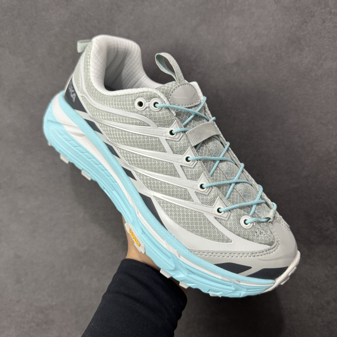 图片[3]-【福利跑量版】HOKA ONE ONE Mafate Speed 2 Low 玛法特2代系列低帮轻量户外越野休闲运动慢跑鞋 HOKA ONE ONE 最近推出了一个胶囊系列 Origin Story 这个系列里的 Mafate Speed 2 可以说让我日思夜想有一阵子了 最近终于拔草 让我来分享一下这双也是上脚赞到爆的越野跑鞋吧 以阿尔卑斯山脉作为主题将亮黄色与蓝色调覆盖在这经典轮廓之上 配色的呈现效果相当亮眼 以至于很多人买这个配色是用来日常搭配的 鞋面采用超轻的无缝架构 轻薄的TPU贴在透气的鞋面材料上 减轻重量同时也保证了支撑性 鞋底则采用滚动平衡技术 引导跑者回归自然步态 祖传的神奇EVA材质中底依旧是一如既往地表现优秀 能提供充足的缓震 作为HOKA家的越野跑鞋 VIBRAM 橡胶大底也是必不可少的 即便在复杂湿滑的地形 依旧能有良好的抓地力及稳定性 鞋带采用了弹性不易松脱的扁宽弹性鞋带 前掌与中掌部分也进行了加宽 也更加适合亚洲人的脚型 是一款十分全面且足够强悍的户外硬核越野鞋 而这双极其亮眼的越野跑鞋恰好又是在江山一百中参赛的UTMB冠军 Ludovic POMMERET 夺冠时穿着的战靴 这就让它变得更加有吸引力了 用来日常搭配的话短裤是基本不挑 长裤我个人推荐阔腿裤 工装裤以及各种长筒牛仔裤都可以 尺码：36 36.5 37.5 38 38.5 39 40 40.5 41 42 42.5 43 44 44.5 45-选品中心