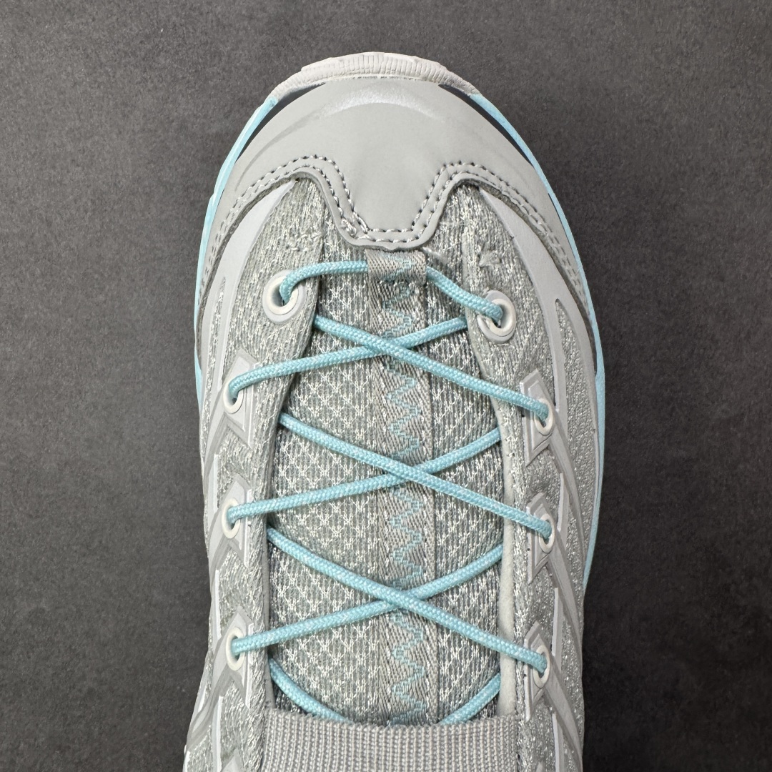 图片[8]-【福利跑量版】HOKA ONE ONE Mafate Speed 2 Low 玛法特2代系列低帮轻量户外越野休闲运动慢跑鞋 HOKA ONE ONE 最近推出了一个胶囊系列 Origin Story 这个系列里的 Mafate Speed 2 可以说让我日思夜想有一阵子了 最近终于拔草 让我来分享一下这双也是上脚赞到爆的越野跑鞋吧 以阿尔卑斯山脉作为主题将亮黄色与蓝色调覆盖在这经典轮廓之上 配色的呈现效果相当亮眼 以至于很多人买这个配色是用来日常搭配的 鞋面采用超轻的无缝架构 轻薄的TPU贴在透气的鞋面材料上 减轻重量同时也保证了支撑性 鞋底则采用滚动平衡技术 引导跑者回归自然步态 祖传的神奇EVA材质中底依旧是一如既往地表现优秀 能提供充足的缓震 作为HOKA家的越野跑鞋 VIBRAM 橡胶大底也是必不可少的 即便在复杂湿滑的地形 依旧能有良好的抓地力及稳定性 鞋带采用了弹性不易松脱的扁宽弹性鞋带 前掌与中掌部分也进行了加宽 也更加适合亚洲人的脚型 是一款十分全面且足够强悍的户外硬核越野鞋 而这双极其亮眼的越野跑鞋恰好又是在江山一百中参赛的UTMB冠军 Ludovic POMMERET 夺冠时穿着的战靴 这就让它变得更加有吸引力了 用来日常搭配的话短裤是基本不挑 长裤我个人推荐阔腿裤 工装裤以及各种长筒牛仔裤都可以 尺码：36 36.5 37.5 38 38.5 39 40 40.5 41 42 42.5 43 44 44.5 45-选品中心