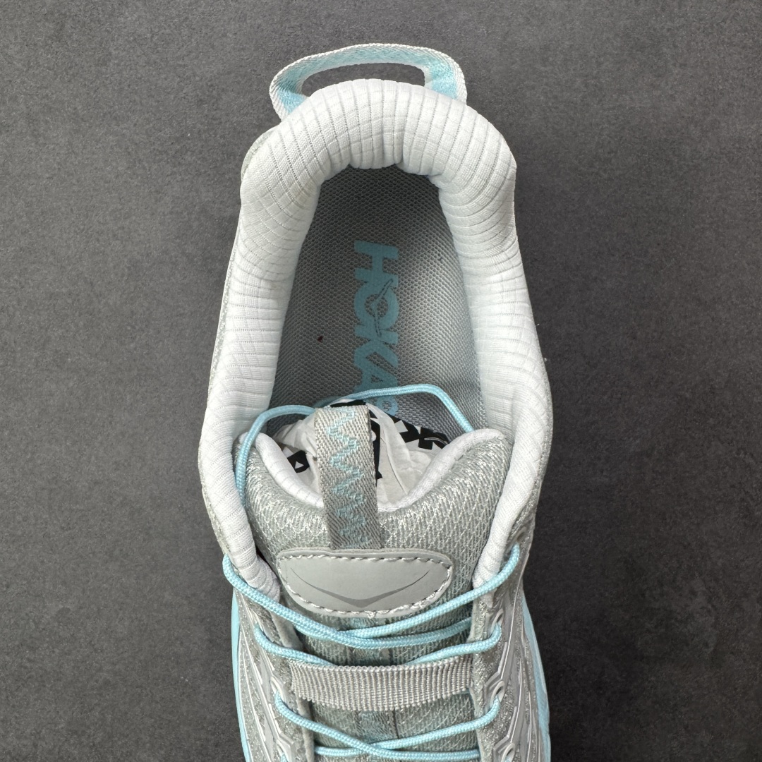 图片[7]-【福利跑量版】HOKA ONE ONE Mafate Speed 2 Low 玛法特2代系列低帮轻量户外越野休闲运动慢跑鞋 HOKA ONE ONE 最近推出了一个胶囊系列 Origin Story 这个系列里的 Mafate Speed 2 可以说让我日思夜想有一阵子了 最近终于拔草 让我来分享一下这双也是上脚赞到爆的越野跑鞋吧 以阿尔卑斯山脉作为主题将亮黄色与蓝色调覆盖在这经典轮廓之上 配色的呈现效果相当亮眼 以至于很多人买这个配色是用来日常搭配的 鞋面采用超轻的无缝架构 轻薄的TPU贴在透气的鞋面材料上 减轻重量同时也保证了支撑性 鞋底则采用滚动平衡技术 引导跑者回归自然步态 祖传的神奇EVA材质中底依旧是一如既往地表现优秀 能提供充足的缓震 作为HOKA家的越野跑鞋 VIBRAM 橡胶大底也是必不可少的 即便在复杂湿滑的地形 依旧能有良好的抓地力及稳定性 鞋带采用了弹性不易松脱的扁宽弹性鞋带 前掌与中掌部分也进行了加宽 也更加适合亚洲人的脚型 是一款十分全面且足够强悍的户外硬核越野鞋 而这双极其亮眼的越野跑鞋恰好又是在江山一百中参赛的UTMB冠军 Ludovic POMMERET 夺冠时穿着的战靴 这就让它变得更加有吸引力了 用来日常搭配的话短裤是基本不挑 长裤我个人推荐阔腿裤 工装裤以及各种长筒牛仔裤都可以 尺码：36 36.5 37.5 38 38.5 39 40 40.5 41 42 42.5 43 44 44.5 45-选品中心