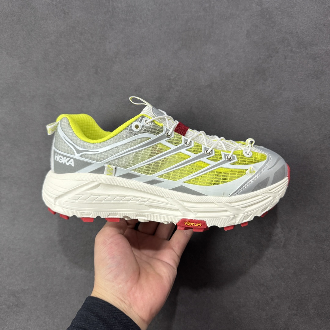 【福利跑量版】HOKA ONE ONE Mafate Speed 2 Low 玛法特2代系列低帮轻量户外越野休闲运动慢跑鞋 HOKA ONE ONE 最近推出了一个胶囊系列 Origin Story 这个系列里的 Mafate Speed 2 可以说让我日思夜想有一阵子了 最近终于拔草 让我来分享一下这双也是上脚赞到爆的越野跑鞋吧 以阿尔卑斯山脉作为主题将亮黄色与蓝色调覆盖在这经典轮廓之上 配色的呈现效果相当亮眼 以至于很多人买这个配色是用来日常搭配的 鞋面采用超轻的无缝架构 轻薄的TPU贴在透气的鞋面材料上 减轻重量同时也保证了支撑性 鞋底则采用滚动平衡技术 引导跑者回归自然步态 祖传的神奇EVA材质中底依旧是一如既往地表现优秀 能提供充足的缓震 作为HOKA家的越野跑鞋 VIBRAM 橡胶大底也是必不可少的 即便在复杂湿滑的地形 依旧能有良好的抓地力及稳定性 鞋带采用了弹性不易松脱的扁宽弹性鞋带 前掌与中掌部分也进行了加宽 也更加适合亚洲人的脚型 是一款十分全面且足够强悍的户外硬核越野鞋 而这双极其亮眼的越野跑鞋恰好又是在江山一百中参赛的UTMB冠军 Ludovic POMMERET 夺冠时穿着的战靴 这就让它变得更加有吸引力了 用来日常搭配的话短裤是基本不挑 长裤我个人推荐阔腿裤 工装裤以及各种长筒牛仔裤都可以 尺码:36 36.5 37.5 38 38.5 39 40 40.5 41 42 42.5 43 44 44.5 45-选品中心