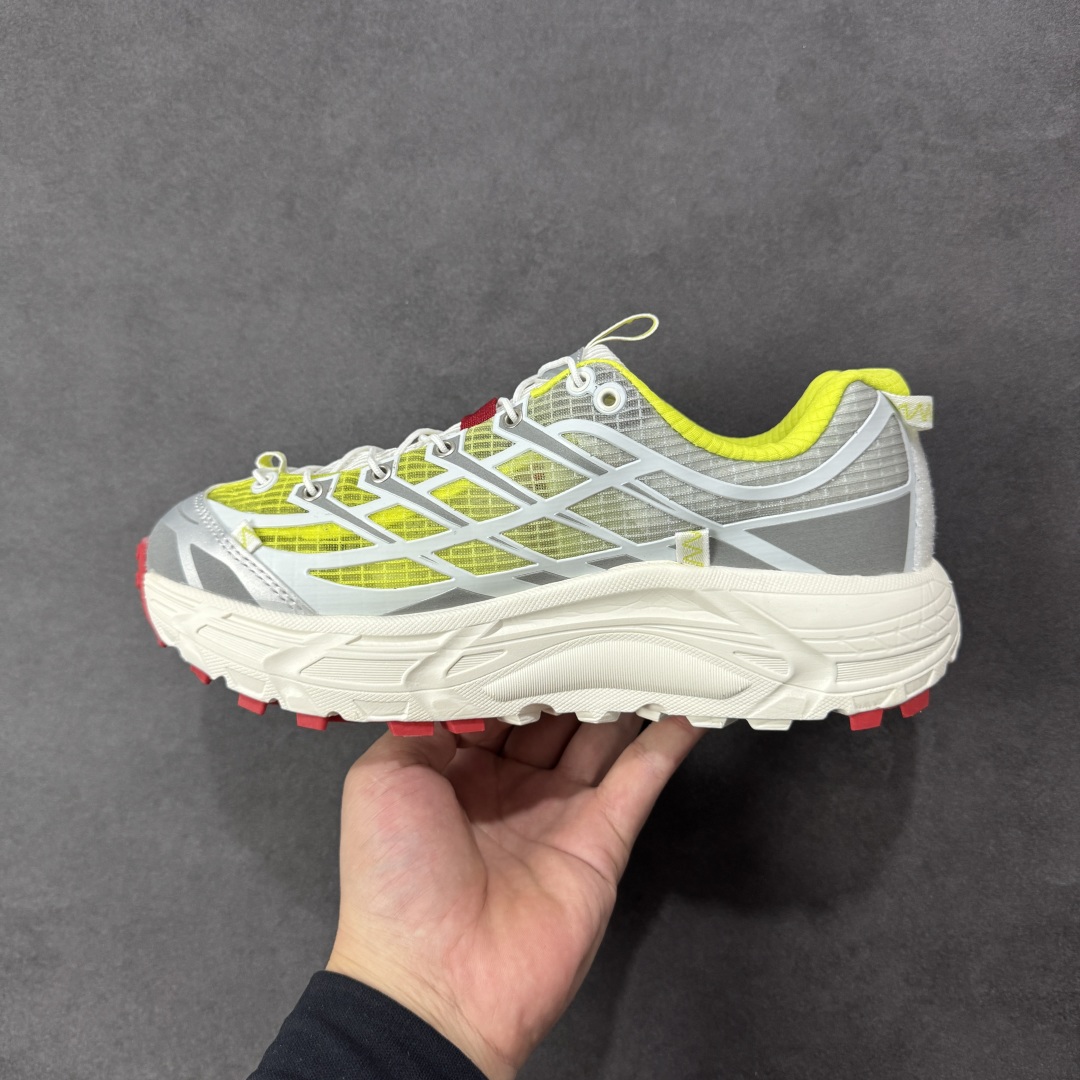 图片[2]-【福利跑量版】HOKA ONE ONE Mafate Speed 2 Low 玛法特2代系列低帮轻量户外越野休闲运动慢跑鞋 HOKA ONE ONE 最近推出了一个胶囊系列 Origin Story 这个系列里的 Mafate Speed 2 可以说让我日思夜想有一阵子了 最近终于拔草 让我来分享一下这双也是上脚赞到爆的越野跑鞋吧 以阿尔卑斯山脉作为主题将亮黄色与蓝色调覆盖在这经典轮廓之上 配色的呈现效果相当亮眼 以至于很多人买这个配色是用来日常搭配的 鞋面采用超轻的无缝架构 轻薄的TPU贴在透气的鞋面材料上 减轻重量同时也保证了支撑性 鞋底则采用滚动平衡技术 引导跑者回归自然步态 祖传的神奇EVA材质中底依旧是一如既往地表现优秀 能提供充足的缓震 作为HOKA家的越野跑鞋 VIBRAM 橡胶大底也是必不可少的 即便在复杂湿滑的地形 依旧能有良好的抓地力及稳定性 鞋带采用了弹性不易松脱的扁宽弹性鞋带 前掌与中掌部分也进行了加宽 也更加适合亚洲人的脚型 是一款十分全面且足够强悍的户外硬核越野鞋 而这双极其亮眼的越野跑鞋恰好又是在江山一百中参赛的UTMB冠军 Ludovic POMMERET 夺冠时穿着的战靴 这就让它变得更加有吸引力了 用来日常搭配的话短裤是基本不挑 长裤我个人推荐阔腿裤 工装裤以及各种长筒牛仔裤都可以 尺码：36 36.5 37.5 38 38.5 39 40 40.5 41 42 42.5 43 44 44.5 45-选品中心