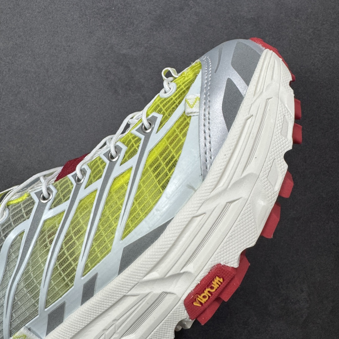 图片[5]-【福利跑量版】HOKA ONE ONE Mafate Speed 2 Low 玛法特2代系列低帮轻量户外越野休闲运动慢跑鞋 HOKA ONE ONE 最近推出了一个胶囊系列 Origin Story 这个系列里的 Mafate Speed 2 可以说让我日思夜想有一阵子了 最近终于拔草 让我来分享一下这双也是上脚赞到爆的越野跑鞋吧 以阿尔卑斯山脉作为主题将亮黄色与蓝色调覆盖在这经典轮廓之上 配色的呈现效果相当亮眼 以至于很多人买这个配色是用来日常搭配的 鞋面采用超轻的无缝架构 轻薄的TPU贴在透气的鞋面材料上 减轻重量同时也保证了支撑性 鞋底则采用滚动平衡技术 引导跑者回归自然步态 祖传的神奇EVA材质中底依旧是一如既往地表现优秀 能提供充足的缓震 作为HOKA家的越野跑鞋 VIBRAM 橡胶大底也是必不可少的 即便在复杂湿滑的地形 依旧能有良好的抓地力及稳定性 鞋带采用了弹性不易松脱的扁宽弹性鞋带 前掌与中掌部分也进行了加宽 也更加适合亚洲人的脚型 是一款十分全面且足够强悍的户外硬核越野鞋 而这双极其亮眼的越野跑鞋恰好又是在江山一百中参赛的UTMB冠军 Ludovic POMMERET 夺冠时穿着的战靴 这就让它变得更加有吸引力了 用来日常搭配的话短裤是基本不挑 长裤我个人推荐阔腿裤 工装裤以及各种长筒牛仔裤都可以 尺码：36 36.5 37.5 38 38.5 39 40 40.5 41 42 42.5 43 44 44.5 45-选品中心