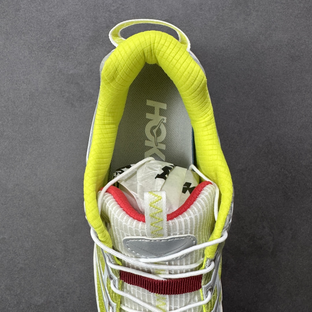 图片[7]-【福利跑量版】HOKA ONE ONE Mafate Speed 2 Low 玛法特2代系列低帮轻量户外越野休闲运动慢跑鞋 HOKA ONE ONE 最近推出了一个胶囊系列 Origin Story 这个系列里的 Mafate Speed 2 可以说让我日思夜想有一阵子了 最近终于拔草 让我来分享一下这双也是上脚赞到爆的越野跑鞋吧 以阿尔卑斯山脉作为主题将亮黄色与蓝色调覆盖在这经典轮廓之上 配色的呈现效果相当亮眼 以至于很多人买这个配色是用来日常搭配的 鞋面采用超轻的无缝架构 轻薄的TPU贴在透气的鞋面材料上 减轻重量同时也保证了支撑性 鞋底则采用滚动平衡技术 引导跑者回归自然步态 祖传的神奇EVA材质中底依旧是一如既往地表现优秀 能提供充足的缓震 作为HOKA家的越野跑鞋 VIBRAM 橡胶大底也是必不可少的 即便在复杂湿滑的地形 依旧能有良好的抓地力及稳定性 鞋带采用了弹性不易松脱的扁宽弹性鞋带 前掌与中掌部分也进行了加宽 也更加适合亚洲人的脚型 是一款十分全面且足够强悍的户外硬核越野鞋 而这双极其亮眼的越野跑鞋恰好又是在江山一百中参赛的UTMB冠军 Ludovic POMMERET 夺冠时穿着的战靴 这就让它变得更加有吸引力了 用来日常搭配的话短裤是基本不挑 长裤我个人推荐阔腿裤 工装裤以及各种长筒牛仔裤都可以 尺码：36 36.5 37.5 38 38.5 39 40 40.5 41 42 42.5 43 44 44.5 45-选品中心