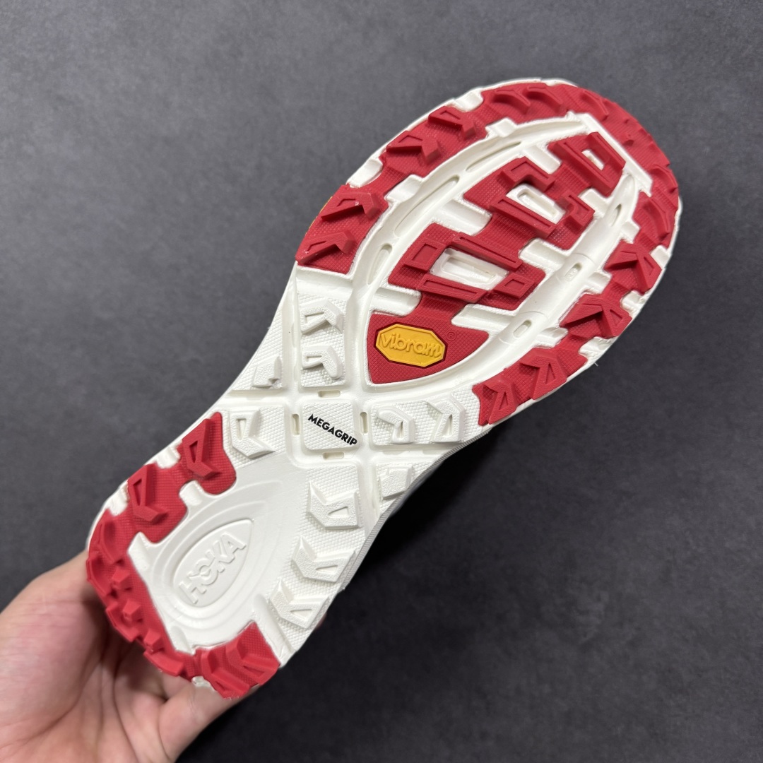 图片[9]-【福利跑量版】HOKA ONE ONE Mafate Speed 2 Low 玛法特2代系列低帮轻量户外越野休闲运动慢跑鞋 HOKA ONE ONE 最近推出了一个胶囊系列 Origin Story 这个系列里的 Mafate Speed 2 可以说让我日思夜想有一阵子了 最近终于拔草 让我来分享一下这双也是上脚赞到爆的越野跑鞋吧 以阿尔卑斯山脉作为主题将亮黄色与蓝色调覆盖在这经典轮廓之上 配色的呈现效果相当亮眼 以至于很多人买这个配色是用来日常搭配的 鞋面采用超轻的无缝架构 轻薄的TPU贴在透气的鞋面材料上 减轻重量同时也保证了支撑性 鞋底则采用滚动平衡技术 引导跑者回归自然步态 祖传的神奇EVA材质中底依旧是一如既往地表现优秀 能提供充足的缓震 作为HOKA家的越野跑鞋 VIBRAM 橡胶大底也是必不可少的 即便在复杂湿滑的地形 依旧能有良好的抓地力及稳定性 鞋带采用了弹性不易松脱的扁宽弹性鞋带 前掌与中掌部分也进行了加宽 也更加适合亚洲人的脚型 是一款十分全面且足够强悍的户外硬核越野鞋 而这双极其亮眼的越野跑鞋恰好又是在江山一百中参赛的UTMB冠军 Ludovic POMMERET 夺冠时穿着的战靴 这就让它变得更加有吸引力了 用来日常搭配的话短裤是基本不挑 长裤我个人推荐阔腿裤 工装裤以及各种长筒牛仔裤都可以 尺码：36 36.5 37.5 38 38.5 39 40 40.5 41 42 42.5 43 44 44.5 45-选品中心