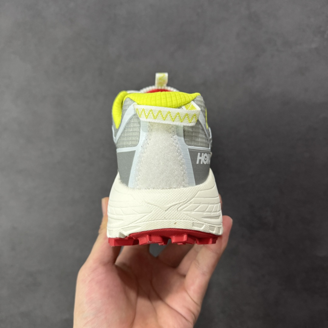 图片[4]-【福利跑量版】HOKA ONE ONE Mafate Speed 2 Low 玛法特2代系列低帮轻量户外越野休闲运动慢跑鞋 HOKA ONE ONE 最近推出了一个胶囊系列 Origin Story 这个系列里的 Mafate Speed 2 可以说让我日思夜想有一阵子了 最近终于拔草 让我来分享一下这双也是上脚赞到爆的越野跑鞋吧 以阿尔卑斯山脉作为主题将亮黄色与蓝色调覆盖在这经典轮廓之上 配色的呈现效果相当亮眼 以至于很多人买这个配色是用来日常搭配的 鞋面采用超轻的无缝架构 轻薄的TPU贴在透气的鞋面材料上 减轻重量同时也保证了支撑性 鞋底则采用滚动平衡技术 引导跑者回归自然步态 祖传的神奇EVA材质中底依旧是一如既往地表现优秀 能提供充足的缓震 作为HOKA家的越野跑鞋 VIBRAM 橡胶大底也是必不可少的 即便在复杂湿滑的地形 依旧能有良好的抓地力及稳定性 鞋带采用了弹性不易松脱的扁宽弹性鞋带 前掌与中掌部分也进行了加宽 也更加适合亚洲人的脚型 是一款十分全面且足够强悍的户外硬核越野鞋 而这双极其亮眼的越野跑鞋恰好又是在江山一百中参赛的UTMB冠军 Ludovic POMMERET 夺冠时穿着的战靴 这就让它变得更加有吸引力了 用来日常搭配的话短裤是基本不挑 长裤我个人推荐阔腿裤 工装裤以及各种长筒牛仔裤都可以 尺码：36 36.5 37.5 38 38.5 39 40 40.5 41 42 42.5 43 44 44.5 45-选品中心