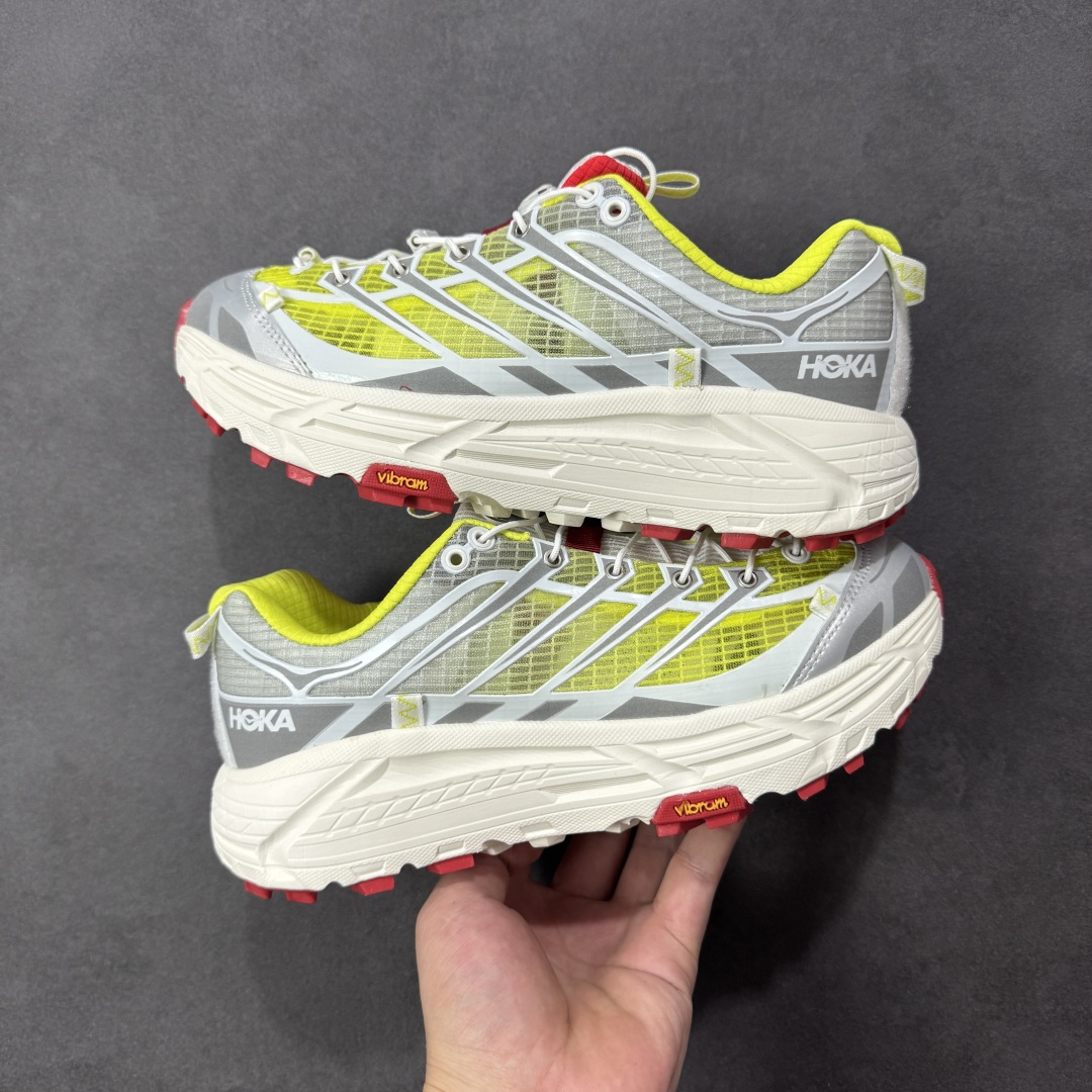 图片[11]-【福利跑量版】HOKA ONE ONE Mafate Speed 2 Low 玛法特2代系列低帮轻量户外越野休闲运动慢跑鞋 HOKA ONE ONE 最近推出了一个胶囊系列 Origin Story 这个系列里的 Mafate Speed 2 可以说让我日思夜想有一阵子了 最近终于拔草 让我来分享一下这双也是上脚赞到爆的越野跑鞋吧 以阿尔卑斯山脉作为主题将亮黄色与蓝色调覆盖在这经典轮廓之上 配色的呈现效果相当亮眼 以至于很多人买这个配色是用来日常搭配的 鞋面采用超轻的无缝架构 轻薄的TPU贴在透气的鞋面材料上 减轻重量同时也保证了支撑性 鞋底则采用滚动平衡技术 引导跑者回归自然步态 祖传的神奇EVA材质中底依旧是一如既往地表现优秀 能提供充足的缓震 作为HOKA家的越野跑鞋 VIBRAM 橡胶大底也是必不可少的 即便在复杂湿滑的地形 依旧能有良好的抓地力及稳定性 鞋带采用了弹性不易松脱的扁宽弹性鞋带 前掌与中掌部分也进行了加宽 也更加适合亚洲人的脚型 是一款十分全面且足够强悍的户外硬核越野鞋 而这双极其亮眼的越野跑鞋恰好又是在江山一百中参赛的UTMB冠军 Ludovic POMMERET 夺冠时穿着的战靴 这就让它变得更加有吸引力了 用来日常搭配的话短裤是基本不挑 长裤我个人推荐阔腿裤 工装裤以及各种长筒牛仔裤都可以 尺码：36 36.5 37.5 38 38.5 39 40 40.5 41 42 42.5 43 44 44.5 45-选品中心