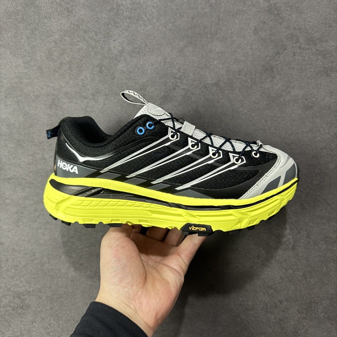 【福利跑量版】HOKA ONE ONE Mafate Speed 2 Low 玛法特2代系列低帮轻量户外越野休闲运动慢跑鞋 HOKA ONE ONE 最近推出了一个胶囊系列 Origin Story 这个系列里的 Mafate Speed 2 可以说让我日思夜想有一阵子了 最近终于拔草 让我来分享一下这双也是上脚赞到爆的越野跑鞋吧 以阿尔卑斯山脉作为主题将亮黄色与蓝色调覆盖在这经典轮廓之上 配色的呈现效果相当亮眼 以至于很多人买这个配色是用来日常搭配的 鞋面采用超轻的无缝架构 轻薄的TPU贴在透气的鞋面材料上 减轻重量同时也保证了支撑性 鞋底则采用滚动平衡技术 引导跑者回归自然步态 祖传的神奇EVA材质中底依旧是一如既往地表现优秀 能提供充足的缓震 作为HOKA家的越野跑鞋 VIBRAM 橡胶大底也是必不可少的 即便在复杂湿滑的地形 依旧能有良好的抓地力及稳定性 鞋带采用了弹性不易松脱的扁宽弹性鞋带 前掌与中掌部分也进行了加宽 也更加适合亚洲人的脚型 是一款十分全面且足够强悍的户外硬核越野鞋 而这双极其亮眼的越野跑鞋恰好又是在江山一百中参赛的UTMB冠军 Ludovic POMMERET 夺冠时穿着的战靴 这就让它变得更加有吸引力了 用来日常搭配的话短裤是基本不挑 长裤我个人推荐阔腿裤 工装裤以及各种长筒牛仔裤都可以 尺码:36 36.5 37.5 38 38.5 39 40 40.5 41 42 42.5 43 44 44.5 45-选品中心
