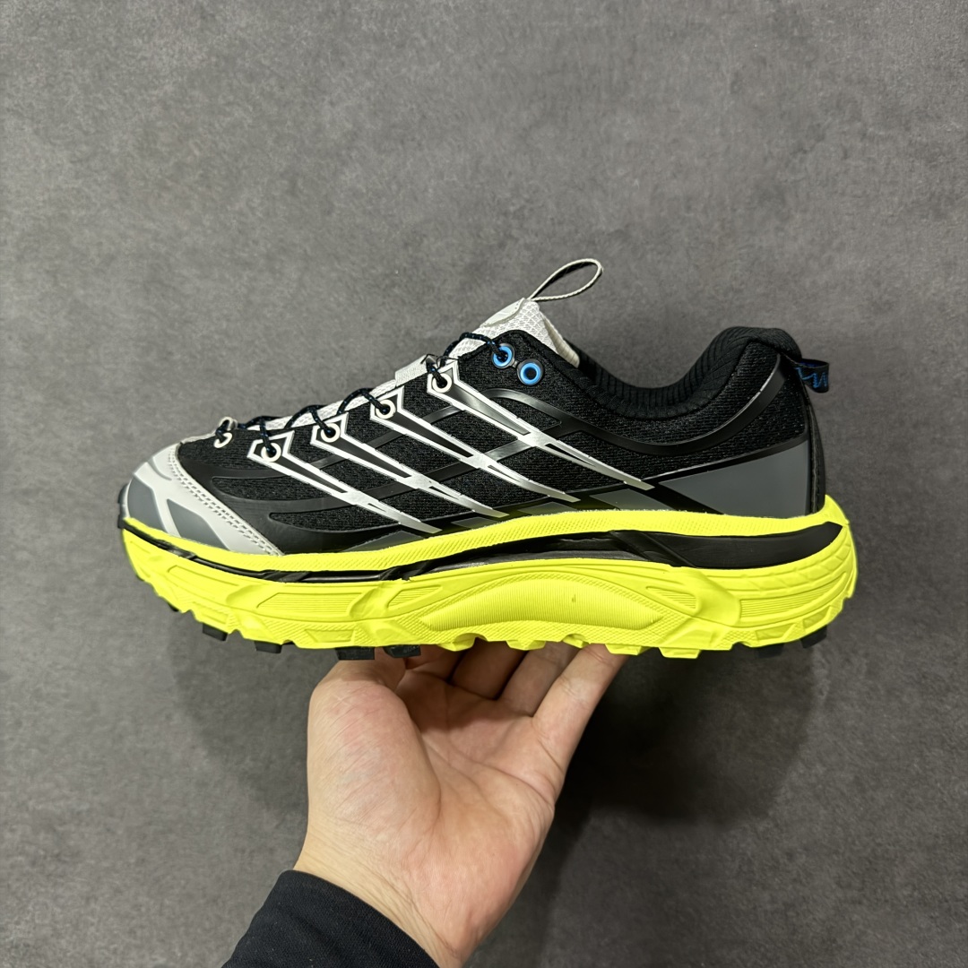 图片[2]-【福利跑量版】HOKA ONE ONE Mafate Speed 2 Low 玛法特2代系列低帮轻量户外越野休闲运动慢跑鞋 HOKA ONE ONE 最近推出了一个胶囊系列 Origin Story 这个系列里的 Mafate Speed 2 可以说让我日思夜想有一阵子了 最近终于拔草 让我来分享一下这双也是上脚赞到爆的越野跑鞋吧 以阿尔卑斯山脉作为主题将亮黄色与蓝色调覆盖在这经典轮廓之上 配色的呈现效果相当亮眼 以至于很多人买这个配色是用来日常搭配的 鞋面采用超轻的无缝架构 轻薄的TPU贴在透气的鞋面材料上 减轻重量同时也保证了支撑性 鞋底则采用滚动平衡技术 引导跑者回归自然步态 祖传的神奇EVA材质中底依旧是一如既往地表现优秀 能提供充足的缓震 作为HOKA家的越野跑鞋 VIBRAM 橡胶大底也是必不可少的 即便在复杂湿滑的地形 依旧能有良好的抓地力及稳定性 鞋带采用了弹性不易松脱的扁宽弹性鞋带 前掌与中掌部分也进行了加宽 也更加适合亚洲人的脚型 是一款十分全面且足够强悍的户外硬核越野鞋 而这双极其亮眼的越野跑鞋恰好又是在江山一百中参赛的UTMB冠军 Ludovic POMMERET 夺冠时穿着的战靴 这就让它变得更加有吸引力了 用来日常搭配的话短裤是基本不挑 长裤我个人推荐阔腿裤 工装裤以及各种长筒牛仔裤都可以 尺码：36 36.5 37.5 38 38.5 39 40 40.5 41 42 42.5 43 44 44.5 45-选品中心