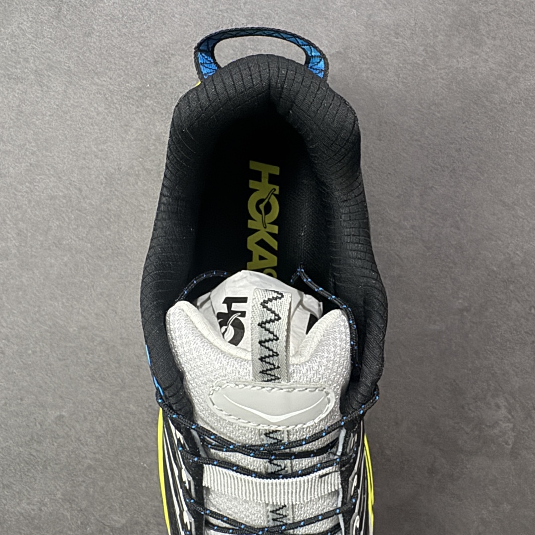 图片[7]-【福利跑量版】HOKA ONE ONE Mafate Speed 2 Low 玛法特2代系列低帮轻量户外越野休闲运动慢跑鞋 HOKA ONE ONE 最近推出了一个胶囊系列 Origin Story 这个系列里的 Mafate Speed 2 可以说让我日思夜想有一阵子了 最近终于拔草 让我来分享一下这双也是上脚赞到爆的越野跑鞋吧 以阿尔卑斯山脉作为主题将亮黄色与蓝色调覆盖在这经典轮廓之上 配色的呈现效果相当亮眼 以至于很多人买这个配色是用来日常搭配的 鞋面采用超轻的无缝架构 轻薄的TPU贴在透气的鞋面材料上 减轻重量同时也保证了支撑性 鞋底则采用滚动平衡技术 引导跑者回归自然步态 祖传的神奇EVA材质中底依旧是一如既往地表现优秀 能提供充足的缓震 作为HOKA家的越野跑鞋 VIBRAM 橡胶大底也是必不可少的 即便在复杂湿滑的地形 依旧能有良好的抓地力及稳定性 鞋带采用了弹性不易松脱的扁宽弹性鞋带 前掌与中掌部分也进行了加宽 也更加适合亚洲人的脚型 是一款十分全面且足够强悍的户外硬核越野鞋 而这双极其亮眼的越野跑鞋恰好又是在江山一百中参赛的UTMB冠军 Ludovic POMMERET 夺冠时穿着的战靴 这就让它变得更加有吸引力了 用来日常搭配的话短裤是基本不挑 长裤我个人推荐阔腿裤 工装裤以及各种长筒牛仔裤都可以 尺码：36 36.5 37.5 38 38.5 39 40 40.5 41 42 42.5 43 44 44.5 45-选品中心