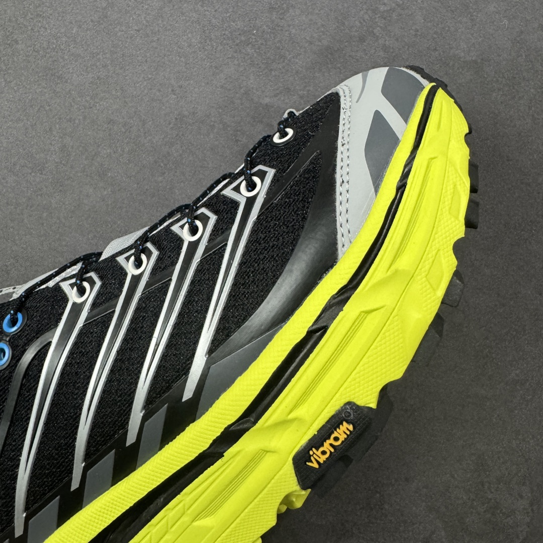 图片[5]-【福利跑量版】HOKA ONE ONE Mafate Speed 2 Low 玛法特2代系列低帮轻量户外越野休闲运动慢跑鞋 HOKA ONE ONE 最近推出了一个胶囊系列 Origin Story 这个系列里的 Mafate Speed 2 可以说让我日思夜想有一阵子了 最近终于拔草 让我来分享一下这双也是上脚赞到爆的越野跑鞋吧 以阿尔卑斯山脉作为主题将亮黄色与蓝色调覆盖在这经典轮廓之上 配色的呈现效果相当亮眼 以至于很多人买这个配色是用来日常搭配的 鞋面采用超轻的无缝架构 轻薄的TPU贴在透气的鞋面材料上 减轻重量同时也保证了支撑性 鞋底则采用滚动平衡技术 引导跑者回归自然步态 祖传的神奇EVA材质中底依旧是一如既往地表现优秀 能提供充足的缓震 作为HOKA家的越野跑鞋 VIBRAM 橡胶大底也是必不可少的 即便在复杂湿滑的地形 依旧能有良好的抓地力及稳定性 鞋带采用了弹性不易松脱的扁宽弹性鞋带 前掌与中掌部分也进行了加宽 也更加适合亚洲人的脚型 是一款十分全面且足够强悍的户外硬核越野鞋 而这双极其亮眼的越野跑鞋恰好又是在江山一百中参赛的UTMB冠军 Ludovic POMMERET 夺冠时穿着的战靴 这就让它变得更加有吸引力了 用来日常搭配的话短裤是基本不挑 长裤我个人推荐阔腿裤 工装裤以及各种长筒牛仔裤都可以 尺码：36 36.5 37.5 38 38.5 39 40 40.5 41 42 42.5 43 44 44.5 45-选品中心
