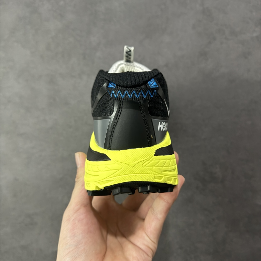 图片[4]-【福利跑量版】HOKA ONE ONE Mafate Speed 2 Low 玛法特2代系列低帮轻量户外越野休闲运动慢跑鞋 HOKA ONE ONE 最近推出了一个胶囊系列 Origin Story 这个系列里的 Mafate Speed 2 可以说让我日思夜想有一阵子了 最近终于拔草 让我来分享一下这双也是上脚赞到爆的越野跑鞋吧 以阿尔卑斯山脉作为主题将亮黄色与蓝色调覆盖在这经典轮廓之上 配色的呈现效果相当亮眼 以至于很多人买这个配色是用来日常搭配的 鞋面采用超轻的无缝架构 轻薄的TPU贴在透气的鞋面材料上 减轻重量同时也保证了支撑性 鞋底则采用滚动平衡技术 引导跑者回归自然步态 祖传的神奇EVA材质中底依旧是一如既往地表现优秀 能提供充足的缓震 作为HOKA家的越野跑鞋 VIBRAM 橡胶大底也是必不可少的 即便在复杂湿滑的地形 依旧能有良好的抓地力及稳定性 鞋带采用了弹性不易松脱的扁宽弹性鞋带 前掌与中掌部分也进行了加宽 也更加适合亚洲人的脚型 是一款十分全面且足够强悍的户外硬核越野鞋 而这双极其亮眼的越野跑鞋恰好又是在江山一百中参赛的UTMB冠军 Ludovic POMMERET 夺冠时穿着的战靴 这就让它变得更加有吸引力了 用来日常搭配的话短裤是基本不挑 长裤我个人推荐阔腿裤 工装裤以及各种长筒牛仔裤都可以 尺码：36 36.5 37.5 38 38.5 39 40 40.5 41 42 42.5 43 44 44.5 45-选品中心