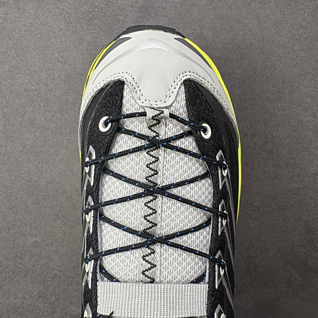 图片[8]-【福利跑量版】HOKA ONE ONE Mafate Speed 2 Low 玛法特2代系列低帮轻量户外越野休闲运动慢跑鞋 HOKA ONE ONE 最近推出了一个胶囊系列 Origin Story 这个系列里的 Mafate Speed 2 可以说让我日思夜想有一阵子了 最近终于拔草 让我来分享一下这双也是上脚赞到爆的越野跑鞋吧 以阿尔卑斯山脉作为主题将亮黄色与蓝色调覆盖在这经典轮廓之上 配色的呈现效果相当亮眼 以至于很多人买这个配色是用来日常搭配的 鞋面采用超轻的无缝架构 轻薄的TPU贴在透气的鞋面材料上 减轻重量同时也保证了支撑性 鞋底则采用滚动平衡技术 引导跑者回归自然步态 祖传的神奇EVA材质中底依旧是一如既往地表现优秀 能提供充足的缓震 作为HOKA家的越野跑鞋 VIBRAM 橡胶大底也是必不可少的 即便在复杂湿滑的地形 依旧能有良好的抓地力及稳定性 鞋带采用了弹性不易松脱的扁宽弹性鞋带 前掌与中掌部分也进行了加宽 也更加适合亚洲人的脚型 是一款十分全面且足够强悍的户外硬核越野鞋 而这双极其亮眼的越野跑鞋恰好又是在江山一百中参赛的UTMB冠军 Ludovic POMMERET 夺冠时穿着的战靴 这就让它变得更加有吸引力了 用来日常搭配的话短裤是基本不挑 长裤我个人推荐阔腿裤 工装裤以及各种长筒牛仔裤都可以 尺码：36 36.5 37.5 38 38.5 39 40 40.5 41 42 42.5 43 44 44.5 45-选品中心