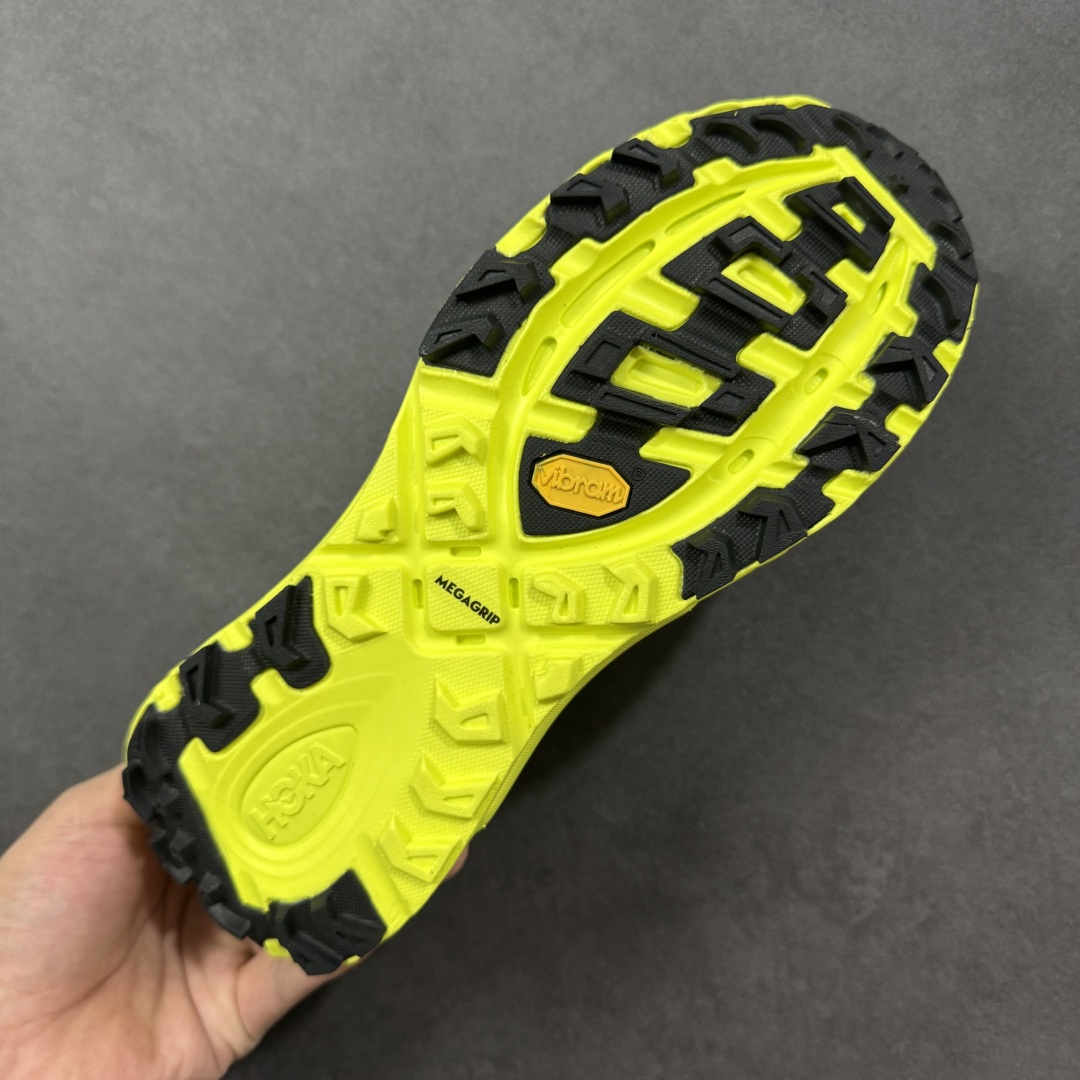 图片[9]-【福利跑量版】HOKA ONE ONE Mafate Speed 2 Low 玛法特2代系列低帮轻量户外越野休闲运动慢跑鞋 HOKA ONE ONE 最近推出了一个胶囊系列 Origin Story 这个系列里的 Mafate Speed 2 可以说让我日思夜想有一阵子了 最近终于拔草 让我来分享一下这双也是上脚赞到爆的越野跑鞋吧 以阿尔卑斯山脉作为主题将亮黄色与蓝色调覆盖在这经典轮廓之上 配色的呈现效果相当亮眼 以至于很多人买这个配色是用来日常搭配的 鞋面采用超轻的无缝架构 轻薄的TPU贴在透气的鞋面材料上 减轻重量同时也保证了支撑性 鞋底则采用滚动平衡技术 引导跑者回归自然步态 祖传的神奇EVA材质中底依旧是一如既往地表现优秀 能提供充足的缓震 作为HOKA家的越野跑鞋 VIBRAM 橡胶大底也是必不可少的 即便在复杂湿滑的地形 依旧能有良好的抓地力及稳定性 鞋带采用了弹性不易松脱的扁宽弹性鞋带 前掌与中掌部分也进行了加宽 也更加适合亚洲人的脚型 是一款十分全面且足够强悍的户外硬核越野鞋 而这双极其亮眼的越野跑鞋恰好又是在江山一百中参赛的UTMB冠军 Ludovic POMMERET 夺冠时穿着的战靴 这就让它变得更加有吸引力了 用来日常搭配的话短裤是基本不挑 长裤我个人推荐阔腿裤 工装裤以及各种长筒牛仔裤都可以 尺码：36 36.5 37.5 38 38.5 39 40 40.5 41 42 42.5 43 44 44.5 45-选品中心