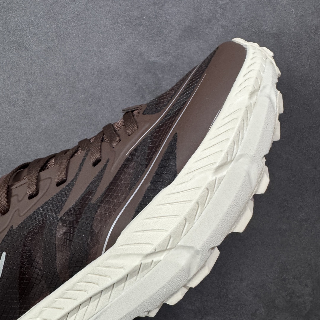 图片[5]-【福利跑量版】Satisfy xHOKA ONE ONE Mafate Speed 4 玛法特4系列低帮厚底轻量户外越野运动慢跑鞋 采用半透明轻量化纱网热熔面料材质 搭载轻量化材料超轻量泡棉中底 外置V版橡胶防滑黄金大底 此球鞋继承了HOKA的经典越野鞋型MAFATE SPEED4的设计 更在此基础上进行了创新和提升 使得它既适合户外越野跑，又充满了时尚潮流的元素。它的半透明鞋面设计 不仅让鞋身看起来更加轻便 而且提供了良好的透气性 而保护性的防撕裂尼龙面料，则确保了在复杂地形中的耐用性。 双层ProFly™中底的 用，是这款鞋的另一个亮点。 VIBRAM MEGAGRIP®及 LITEBASE®大底的搭载，更是让这款鞋在保持高抓地力的 减轻了鞋底的重量 尺码： 36 36.5 37.5 38 38.5 39 40 40.5 41.5 42 42.5 43 44 44.5 45-选品中心