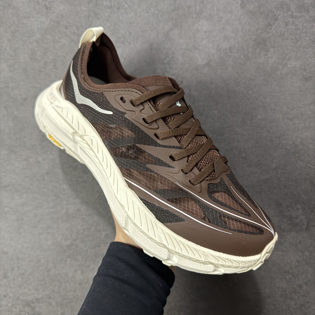 图片[3]-【福利跑量版】Satisfy xHOKA ONE ONE Mafate Speed 4 玛法特4系列低帮厚底轻量户外越野运动慢跑鞋 采用半透明轻量化纱网热熔面料材质 搭载轻量化材料超轻量泡棉中底 外置V版橡胶防滑黄金大底 此球鞋继承了HOKA的经典越野鞋型MAFATE SPEED4的设计 更在此基础上进行了创新和提升 使得它既适合户外越野跑，又充满了时尚潮流的元素。它的半透明鞋面设计 不仅让鞋身看起来更加轻便 而且提供了良好的透气性 而保护性的防撕裂尼龙面料，则确保了在复杂地形中的耐用性。 双层ProFly™中底的 用，是这款鞋的另一个亮点。 VIBRAM MEGAGRIP®及 LITEBASE®大底的搭载，更是让这款鞋在保持高抓地力的 减轻了鞋底的重量 尺码： 36 36.5 37.5 38 38.5 39 40 40.5 41.5 42 42.5 43 44 44.5 45-选品中心