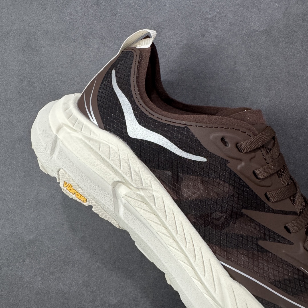 图片[6]-【福利跑量版】Satisfy xHOKA ONE ONE Mafate Speed 4 玛法特4系列低帮厚底轻量户外越野运动慢跑鞋 采用半透明轻量化纱网热熔面料材质 搭载轻量化材料超轻量泡棉中底 外置V版橡胶防滑黄金大底 此球鞋继承了HOKA的经典越野鞋型MAFATE SPEED4的设计 更在此基础上进行了创新和提升 使得它既适合户外越野跑，又充满了时尚潮流的元素。它的半透明鞋面设计 不仅让鞋身看起来更加轻便 而且提供了良好的透气性 而保护性的防撕裂尼龙面料，则确保了在复杂地形中的耐用性。 双层ProFly™中底的 用，是这款鞋的另一个亮点。 VIBRAM MEGAGRIP®及 LITEBASE®大底的搭载，更是让这款鞋在保持高抓地力的 减轻了鞋底的重量 尺码： 36 36.5 37.5 38 38.5 39 40 40.5 41.5 42 42.5 43 44 44.5 45-选品中心