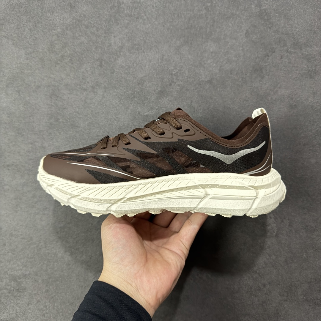 图片[2]-【福利跑量版】Satisfy xHOKA ONE ONE Mafate Speed 4 玛法特4系列低帮厚底轻量户外越野运动慢跑鞋 采用半透明轻量化纱网热熔面料材质 搭载轻量化材料超轻量泡棉中底 外置V版橡胶防滑黄金大底 此球鞋继承了HOKA的经典越野鞋型MAFATE SPEED4的设计 更在此基础上进行了创新和提升 使得它既适合户外越野跑，又充满了时尚潮流的元素。它的半透明鞋面设计 不仅让鞋身看起来更加轻便 而且提供了良好的透气性 而保护性的防撕裂尼龙面料，则确保了在复杂地形中的耐用性。 双层ProFly™中底的 用，是这款鞋的另一个亮点。 VIBRAM MEGAGRIP®及 LITEBASE®大底的搭载，更是让这款鞋在保持高抓地力的 减轻了鞋底的重量 尺码： 36 36.5 37.5 38 38.5 39 40 40.5 41.5 42 42.5 43 44 44.5 45-选品中心