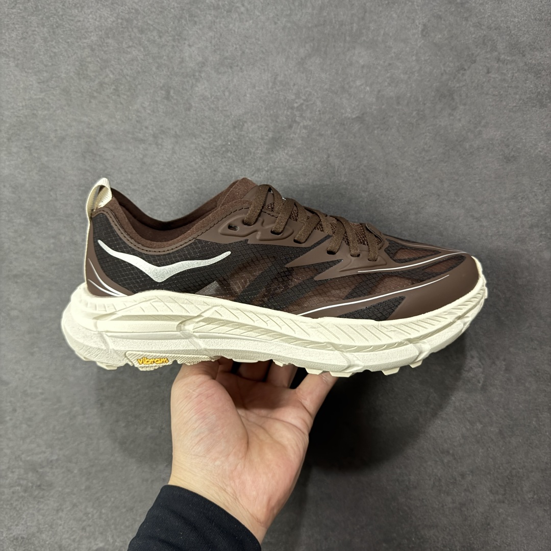 【福利跑量版】Satisfy xHOKA ONE ONE Mafate Speed 4 玛法特4系列低帮厚底轻量户外越野运动慢跑鞋 采用半透明轻量化纱网热熔面料材质 搭载轻量化材料超轻量泡棉中底 外置V版橡胶防滑黄金大底 此球鞋继承了HOKA的经典越野鞋型MAFATE SPEED4的设计 更在此基础上进行了创新和提升 使得它既适合户外越野跑,又充满了时尚潮流的元素。它的半透明鞋面设计 不仅让鞋身看起来更加轻便 而且提供了良好的透气性 而保护性的防撕裂尼龙面料,则确保了在复杂地形中的耐用性。 双层ProFly™中底的 用,是这款鞋的另一个亮点。 VIBRAM MEGAGRIP®及 LITEBASE®大底的搭载,更是让这款鞋在保持高抓地力的 减轻了鞋底的重量 尺码: 36 36.5 37.5 38 38.5 39 40 40.5 41.5 42 42.5 43 44 44.5 45-选品中心