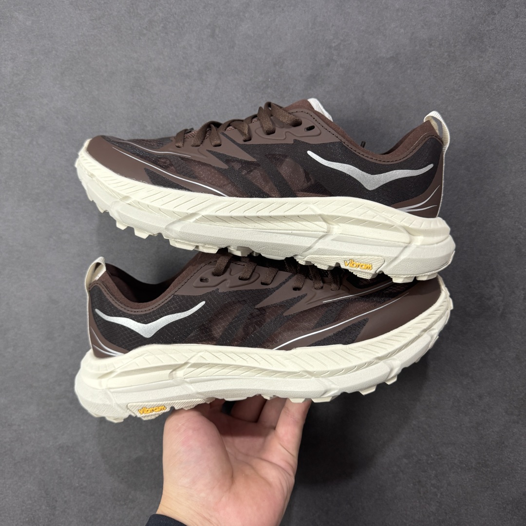 图片[13]-【福利跑量版】HOKA ONE ONE Mafate Speed 2 Low 玛法特2代系列低帮轻量户外越野休闲运动慢跑鞋 HOKA ONE ONE 最近推出了一个胶囊系列 Origin Story 这个系列里的 Mafate Speed 2 可以说让我日思夜想有一阵子了 最近终于拔草 让我来分享一下这双也是上脚赞到爆的越野跑鞋吧 以阿尔卑斯山脉作为主题将亮黄色与蓝色调覆盖在这经典轮廓之上 配色的呈现效果相当亮眼 以至于很多人买这个配色是用来日常搭配的 鞋面采用超轻的无缝架构 轻薄的TPU贴在透气的鞋面材料上 减轻重量同时也保证了支撑性 鞋底则采用滚动平衡技术 引导跑者回归自然步态 祖传的神奇EVA材质中底依旧是一如既往地表现优秀 能提供充足的缓震 作为HOKA家的越野跑鞋 VIBRAM 橡胶大底也是必不可少的 即便在复杂湿滑的地形 依旧能有良好的抓地力及稳定性 鞋带采用了弹性不易松脱的扁宽弹性鞋带 前掌与中掌部分也进行了加宽 也更加适合亚洲人的脚型 是一款十分全面且足够强悍的户外硬核越野鞋 而这双极其亮眼的越野跑鞋恰好又是在江山一百中参赛的UTMB冠军 Ludovic POMMERET 夺冠时穿着的战靴 这就让它变得更加有吸引力了 用来日常搭配的话短裤是基本不挑 长裤我个人推荐阔腿裤 工装裤以及各种长筒牛仔裤都可以 尺码：36 36.5 37.5 38 38.5 39 40 40.5 41 42 42.5 43 44 44.5 45-选品中心