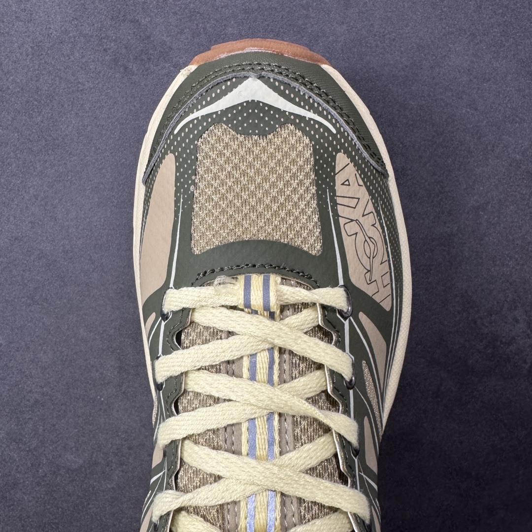 图片[8]-【福利跑量版】HOKA ONE ONE Mafate Speed 2 Low 玛法特2代系列低帮轻量户外越野休闲运动慢跑鞋 HOKA ONE ONE 最近推出了一个胶囊系列 Origin Story 这个系列里的 Mafate Speed 2 可以说让我日思夜想有一阵子了 最近终于拔草 让我来分享一下这双也是上脚赞到爆的越野跑鞋吧 以阿尔卑斯山脉作为主题将亮黄色与蓝色调覆盖在这经典轮廓之上 配色的呈现效果相当亮眼 以至于很多人买这个配色是用来日常搭配的 鞋面采用超轻的无缝架构 轻薄的TPU贴在透气的鞋面材料上 减轻重量同时也保证了支撑性 鞋底则采用滚动平衡技术 引导跑者回归自然步态 祖传的神奇EVA材质中底依旧是一如既往地表现优秀 能提供充足的缓震 作为HOKA家的越野跑鞋 VIBRAM 橡胶大底也是必不可少的 即便在复杂湿滑的地形 依旧能有良好的抓地力及稳定性 鞋带采用了弹性不易松脱的扁宽弹性鞋带 前掌与中掌部分也进行了加宽 也更加适合亚洲人的脚型 是一款十分全面且足够强悍的户外硬核越野鞋 而这双极其亮眼的越野跑鞋恰好又是在江山一百中参赛的UTMB冠军 Ludovic POMMERET 夺冠时穿着的战靴 这就让它变得更加有吸引力了 用来日常搭配的话短裤是基本不挑 长裤我个人推荐阔腿裤 工装裤以及各种长筒牛仔裤都可以 尺码：36 36.5 37.5 38 38.5 39 40 40.5 41 42 42.5 43 44 44.5 45-选品中心