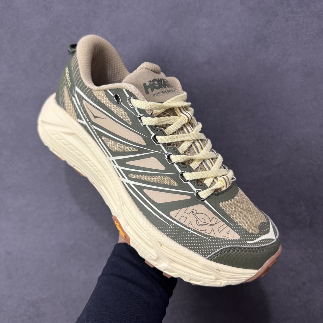 图片[3]-【福利跑量版】HOKA ONE ONE Mafate Speed 2 Low 玛法特2代系列低帮轻量户外越野休闲运动慢跑鞋 HOKA ONE ONE 最近推出了一个胶囊系列 Origin Story 这个系列里的 Mafate Speed 2 可以说让我日思夜想有一阵子了 最近终于拔草 让我来分享一下这双也是上脚赞到爆的越野跑鞋吧 以阿尔卑斯山脉作为主题将亮黄色与蓝色调覆盖在这经典轮廓之上 配色的呈现效果相当亮眼 以至于很多人买这个配色是用来日常搭配的 鞋面采用超轻的无缝架构 轻薄的TPU贴在透气的鞋面材料上 减轻重量同时也保证了支撑性 鞋底则采用滚动平衡技术 引导跑者回归自然步态 祖传的神奇EVA材质中底依旧是一如既往地表现优秀 能提供充足的缓震 作为HOKA家的越野跑鞋 VIBRAM 橡胶大底也是必不可少的 即便在复杂湿滑的地形 依旧能有良好的抓地力及稳定性 鞋带采用了弹性不易松脱的扁宽弹性鞋带 前掌与中掌部分也进行了加宽 也更加适合亚洲人的脚型 是一款十分全面且足够强悍的户外硬核越野鞋 而这双极其亮眼的越野跑鞋恰好又是在江山一百中参赛的UTMB冠军 Ludovic POMMERET 夺冠时穿着的战靴 这就让它变得更加有吸引力了 用来日常搭配的话短裤是基本不挑 长裤我个人推荐阔腿裤 工装裤以及各种长筒牛仔裤都可以 尺码：36 36.5 37.5 38 38.5 39 40 40.5 41 42 42.5 43 44 44.5 45-选品中心